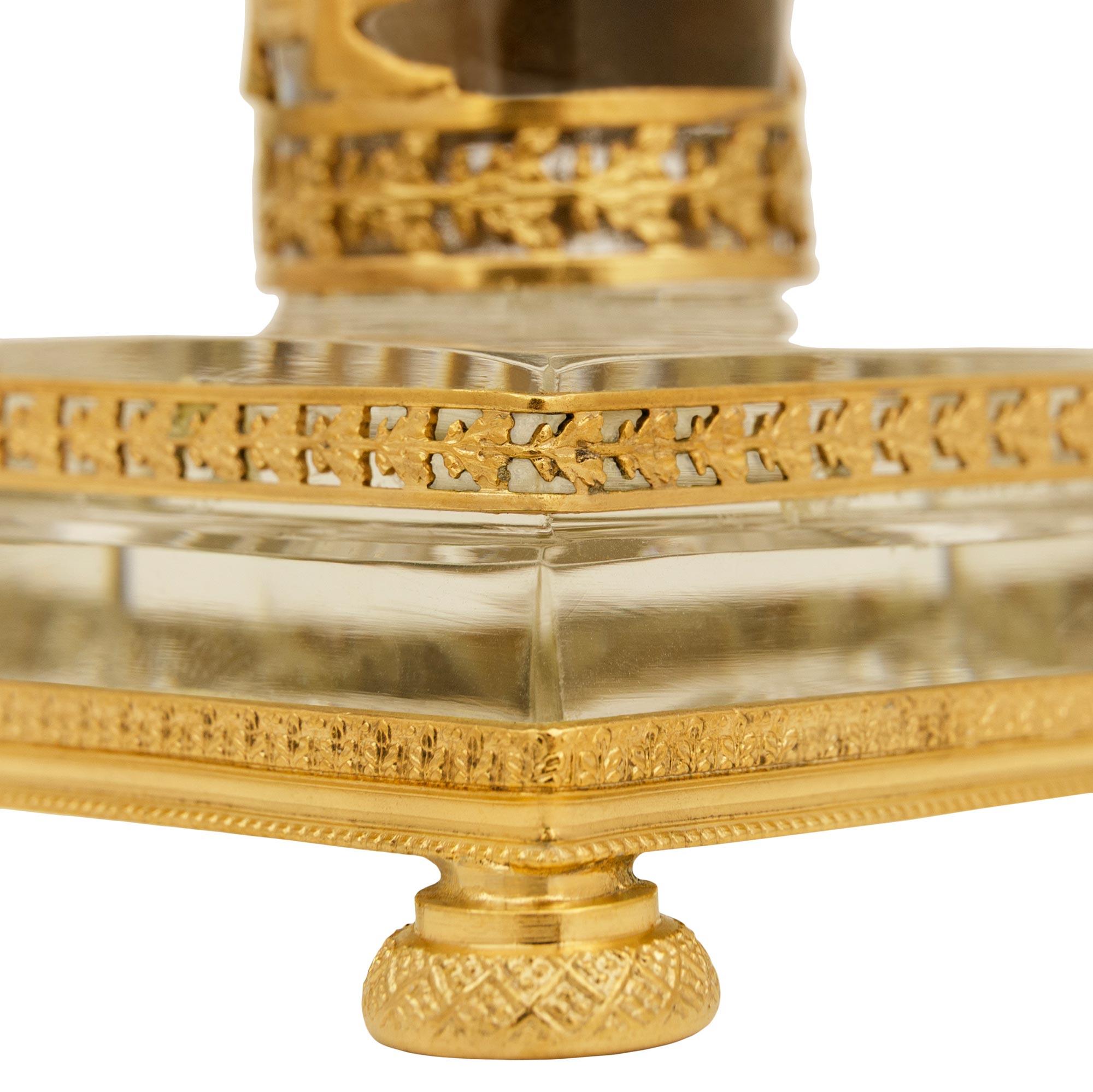 Paar französische neoklassizistische St. des 19. Ormolu und Kristall Kerzenständer im Angebot 1