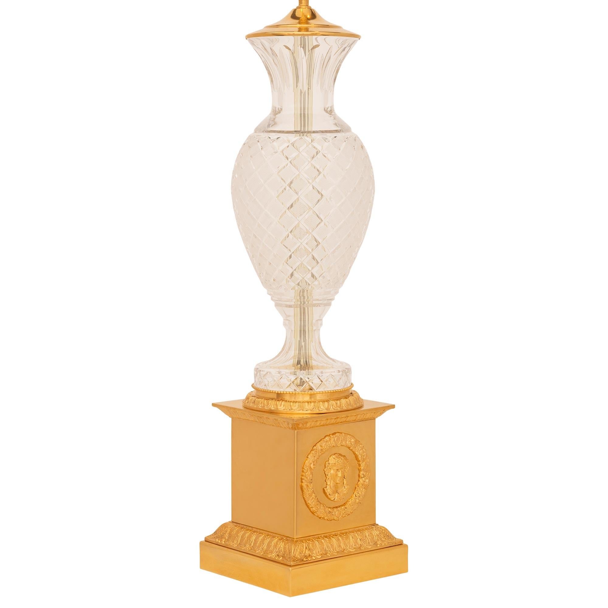Pareja de lámparas francesas del siglo XIX de estilo neoclásico st. Ormolu y lámparas de cristal Neoclásico en venta