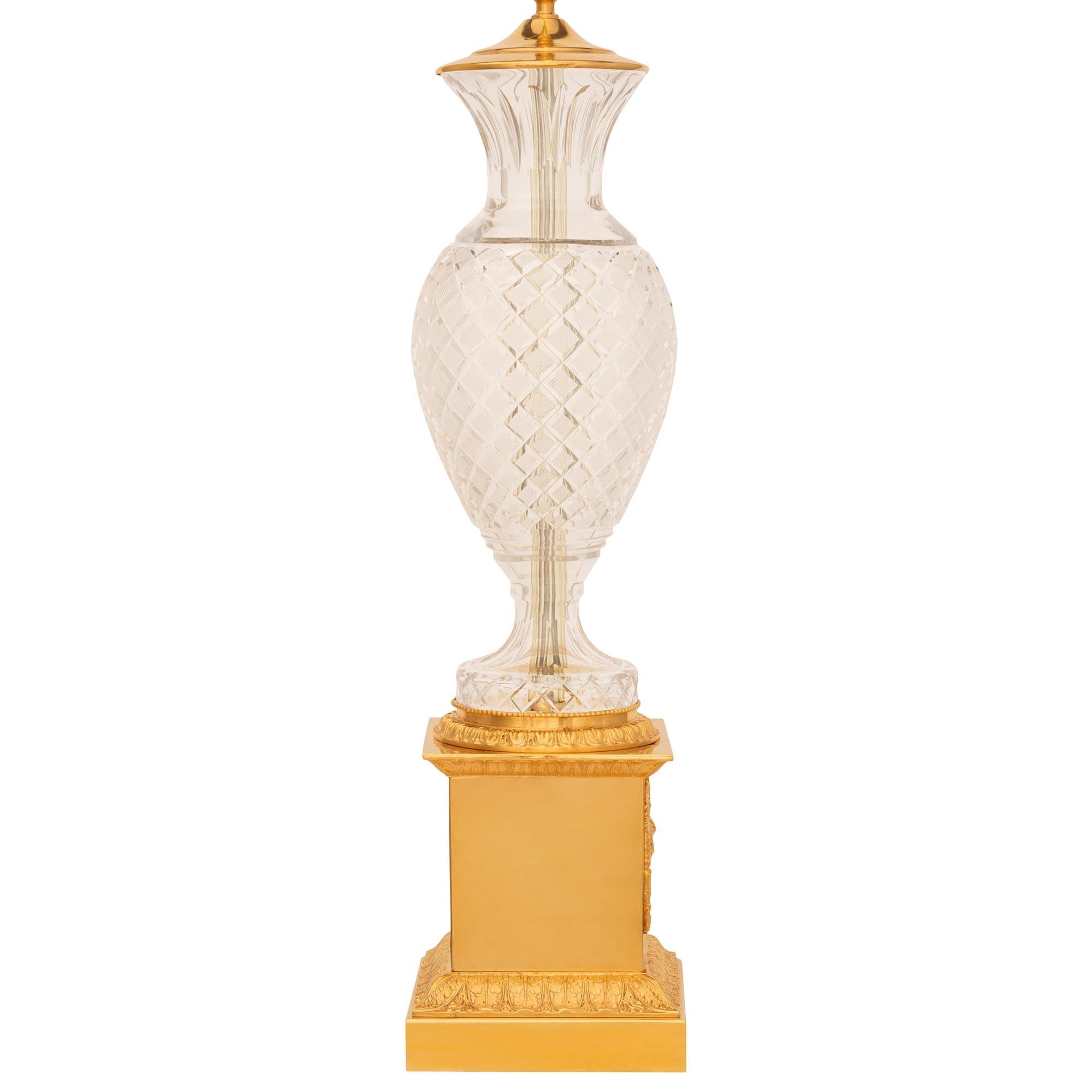 Pareja de lámparas francesas del siglo XIX de estilo neoclásico st. Ormolu y lámparas de cristal Francés en venta
