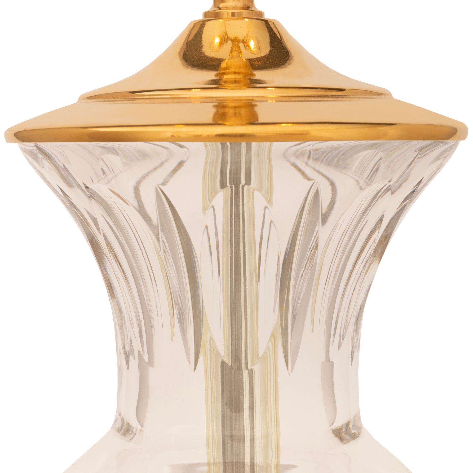 Pareja de lámparas francesas del siglo XIX de estilo neoclásico st. Ormolu y lámparas de cristal en Bueno estado para la venta en West Palm Beach, FL