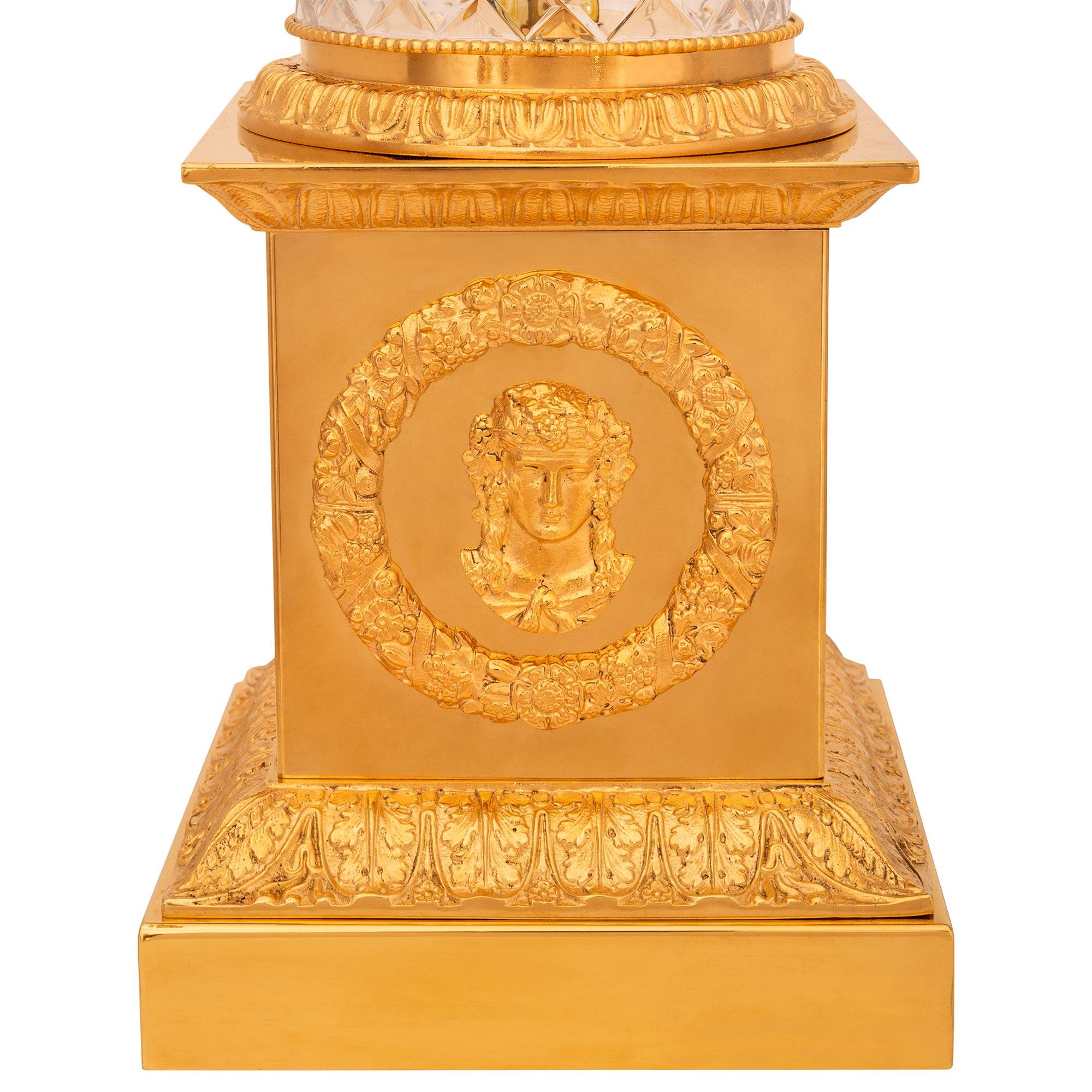 Pareja de lámparas francesas del siglo XIX de estilo neoclásico st. Ormolu y lámparas de cristal en venta 2