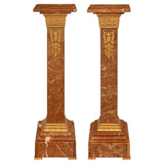 Paire de colonnes de piédestaux néo-classiques français du 19ème siècle en bronze doré et marbre