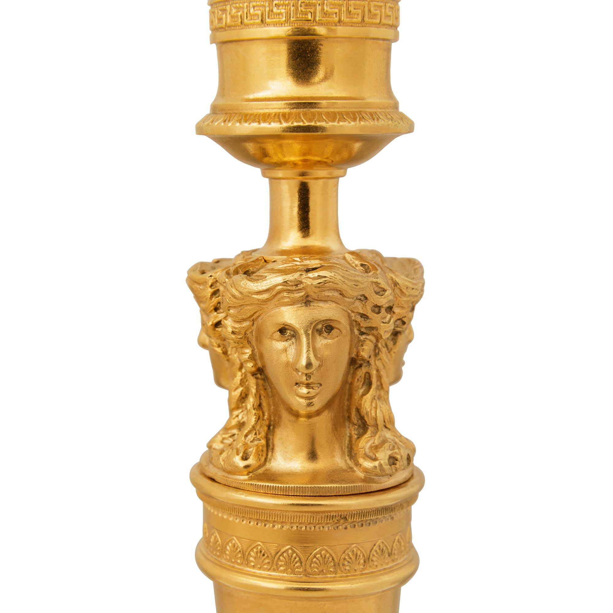 pareja de lámparas neoclásicas francesas del siglo xix st. Ormolu candelabros Francés en venta
