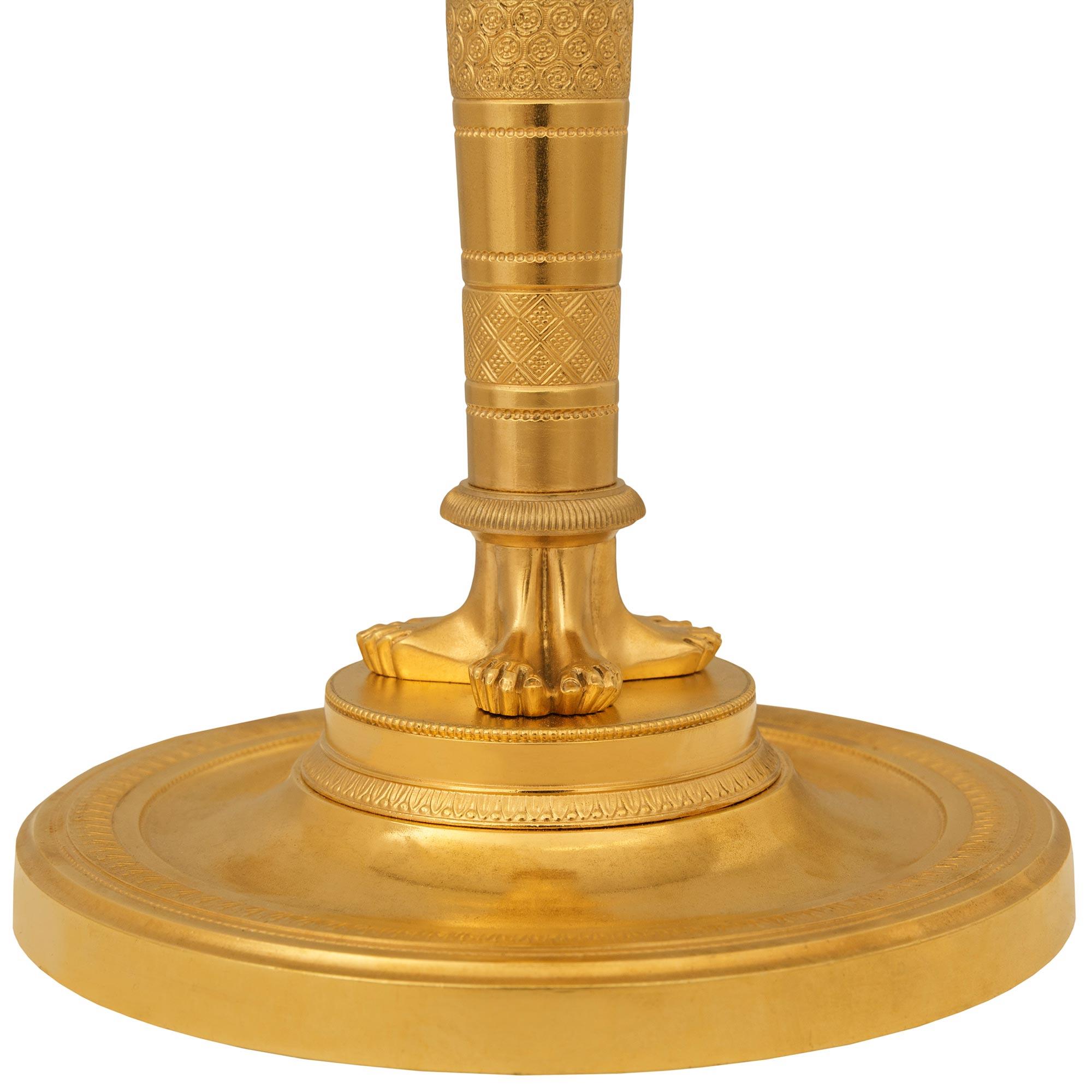 pareja de lámparas neoclásicas francesas del siglo xix st. Ormolu candelabros Ormolú en venta