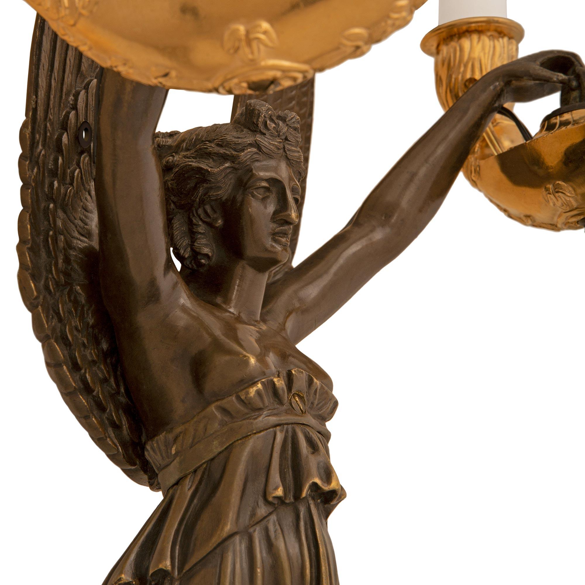 Patiné Paire d'appliques néoclassiques françaises du 19ème siècle en ormolu et bronze patiné en vente