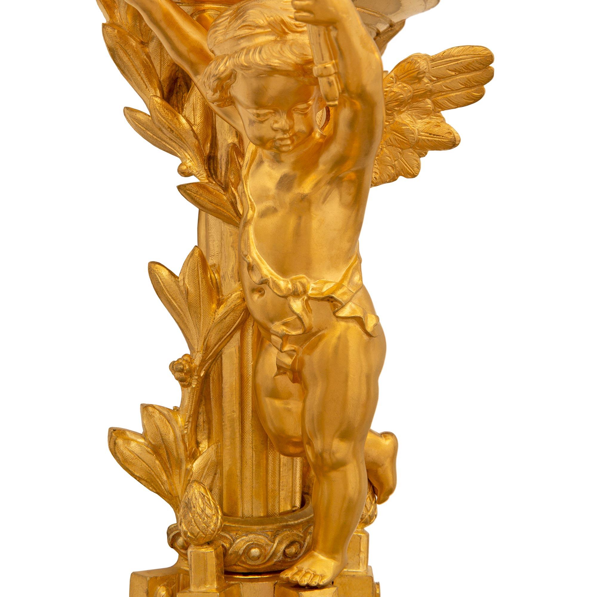 XIXe siècle Paire d'appliques néo-classiques françaises du 19e siècle en bronze doré. Appliques en bronze doré en vente