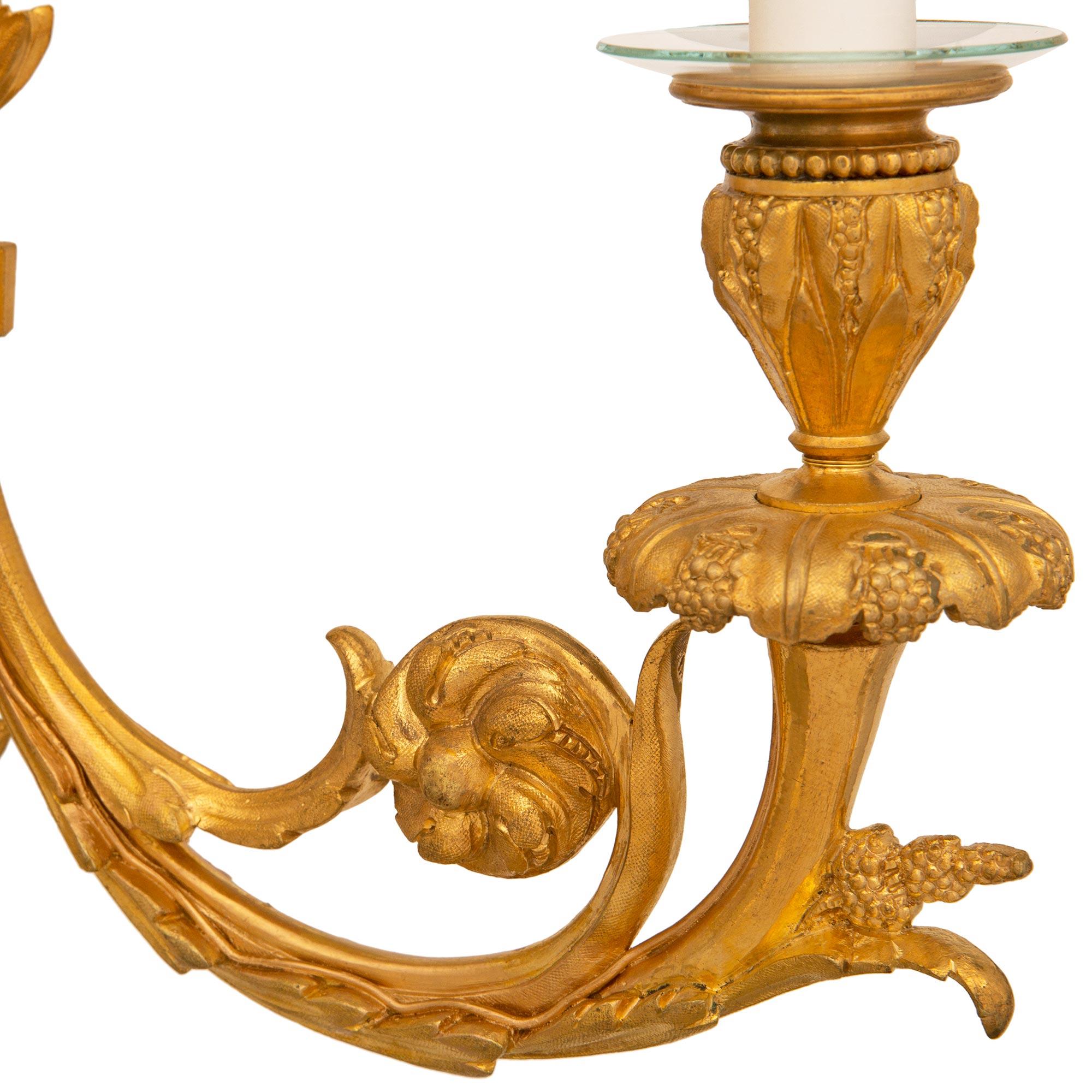 Paar französische neoklassizistische Goldbronze-Wandleuchter aus dem 19. Jahrhundert im Angebot 2