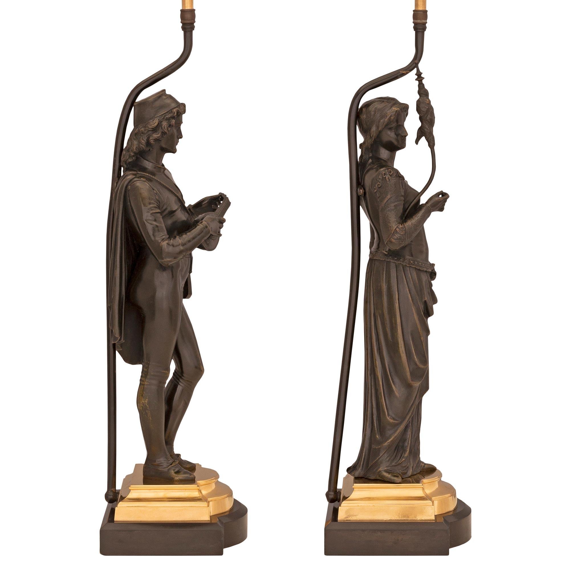 Néoclassique Paire de lampes néo-classiques françaises du 19ème siècle en bronze patiné et bronze doré en vente