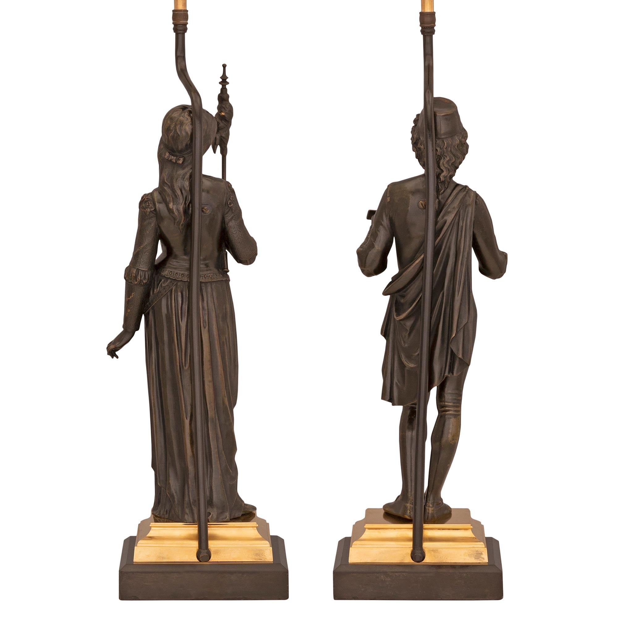 Français Paire de lampes néo-classiques françaises du 19ème siècle en bronze patiné et bronze doré en vente