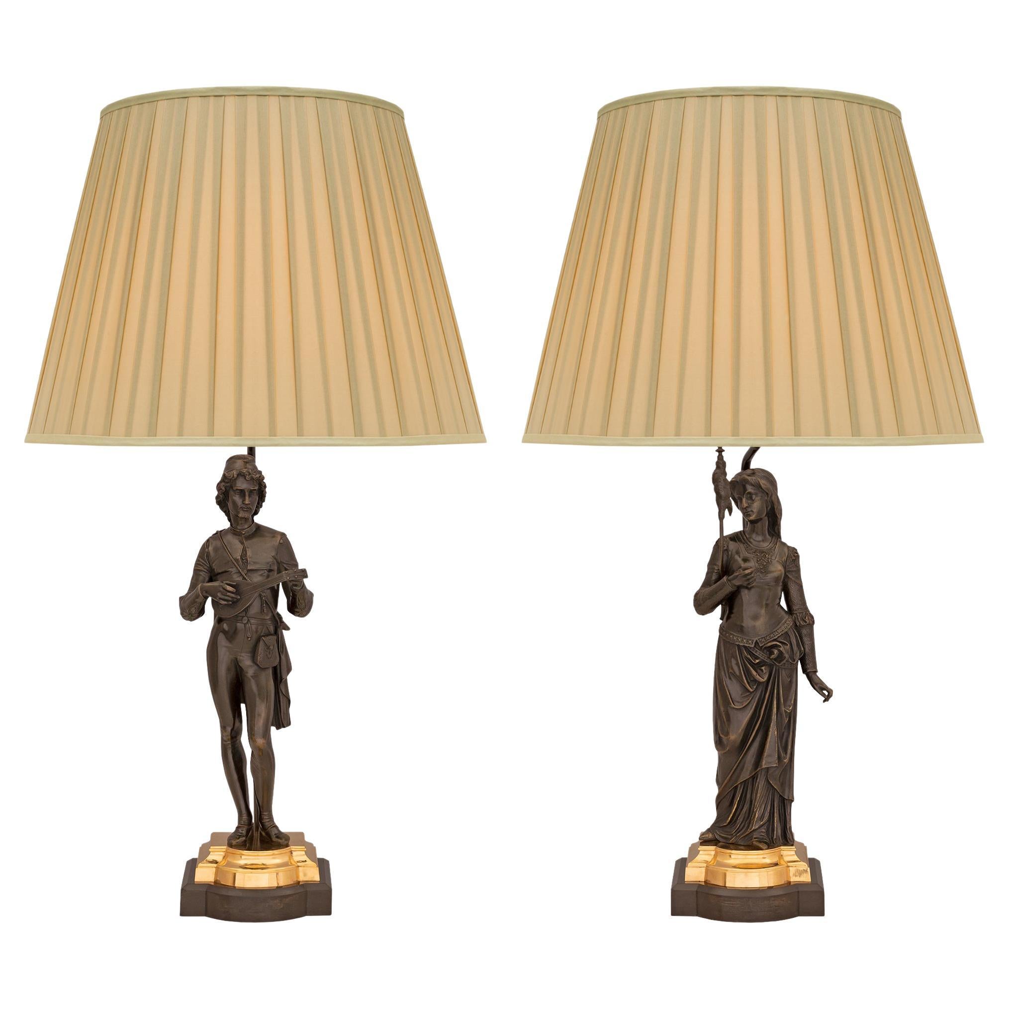 Paire de lampes néo-classiques françaises du 19ème siècle en bronze patiné et bronze doré en vente