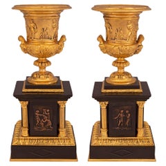 Paire d'urnes néoclassiques françaises du 19ème siècle en bronze patiné et ormolu