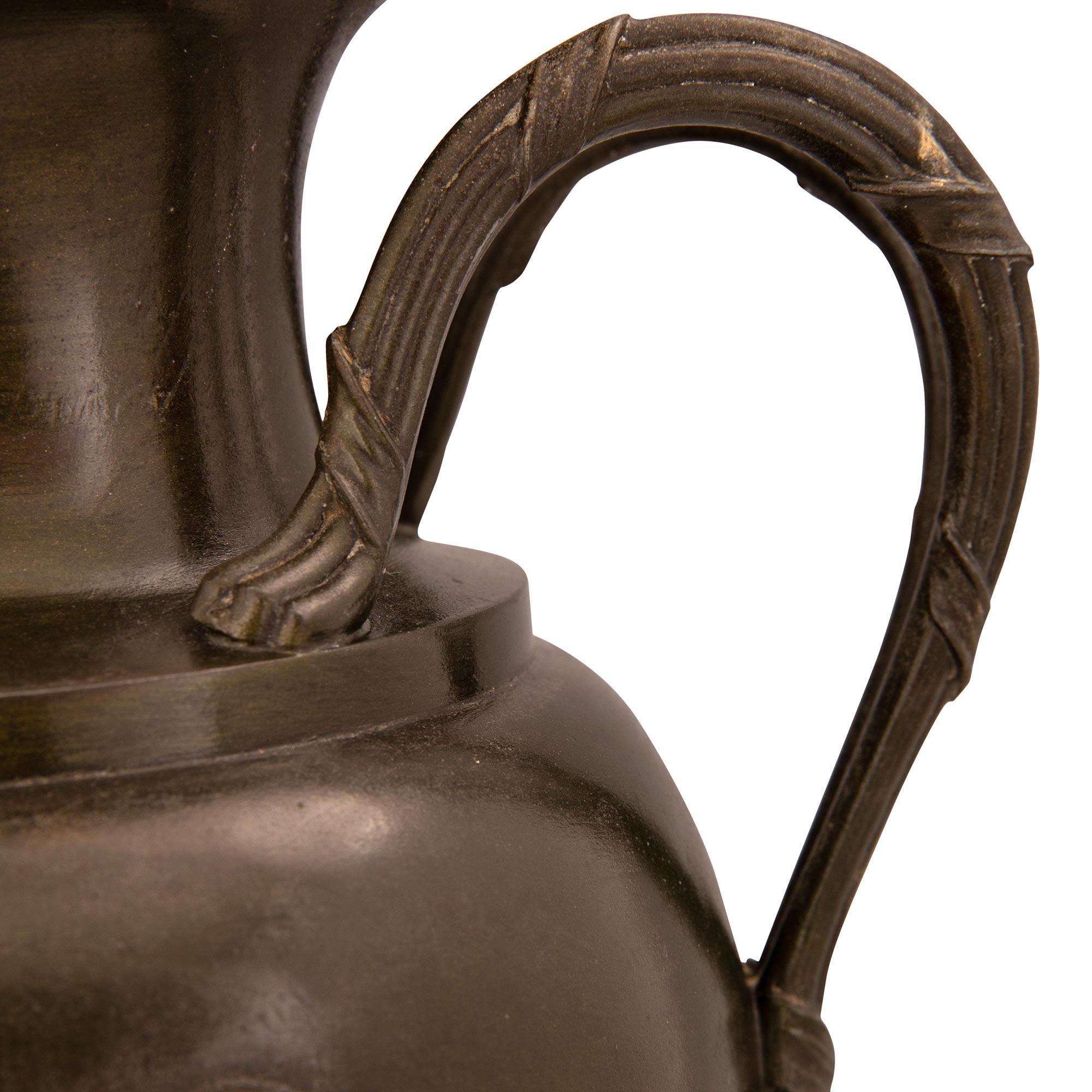 Patiné Paire de lampes-urnes en bronze patiné de style néo-classique français du 19ème siècle en vente