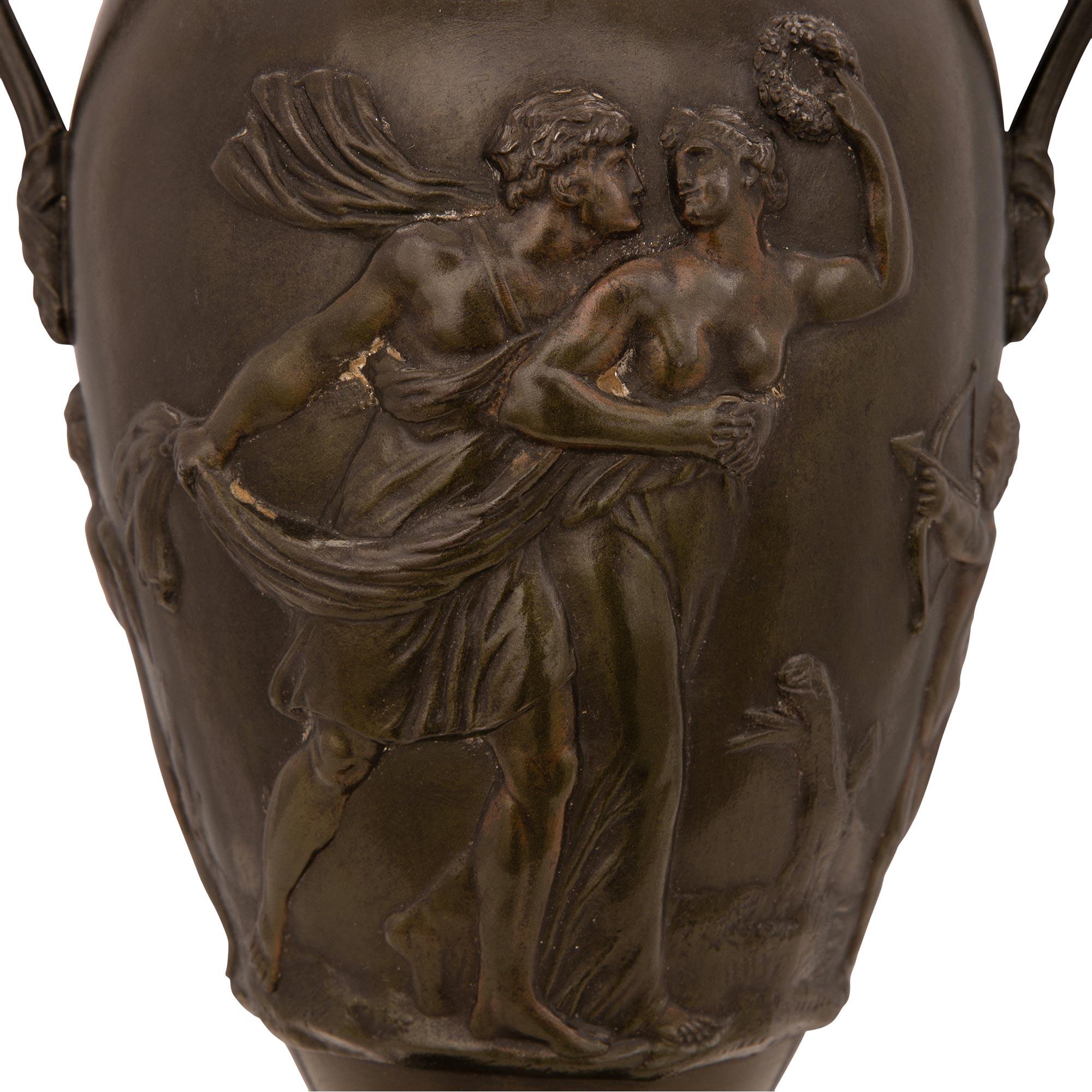 Paire de lampes-urnes en bronze patiné de style néo-classique français du 19ème siècle Bon état - En vente à West Palm Beach, FL