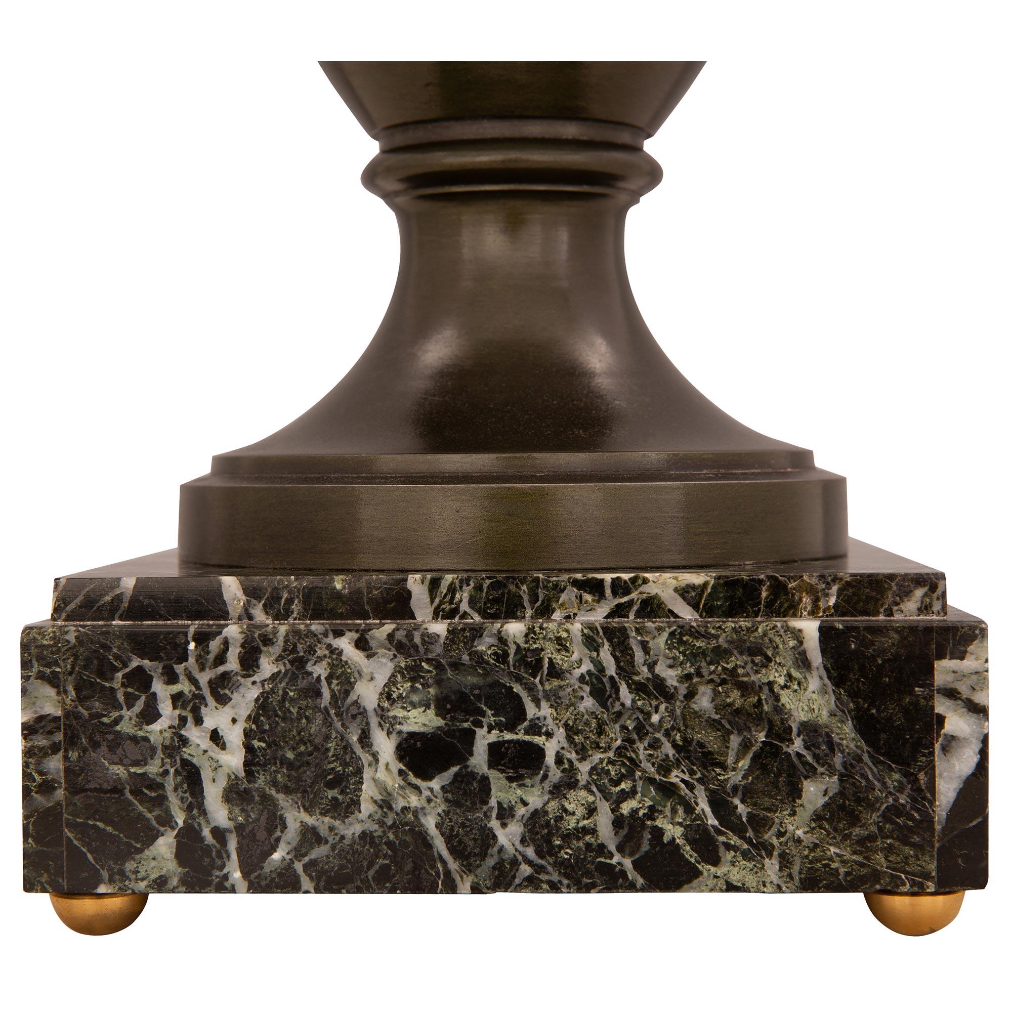Paire de lampes-urnes en bronze patiné de style néo-classique français du 19ème siècle en vente 1