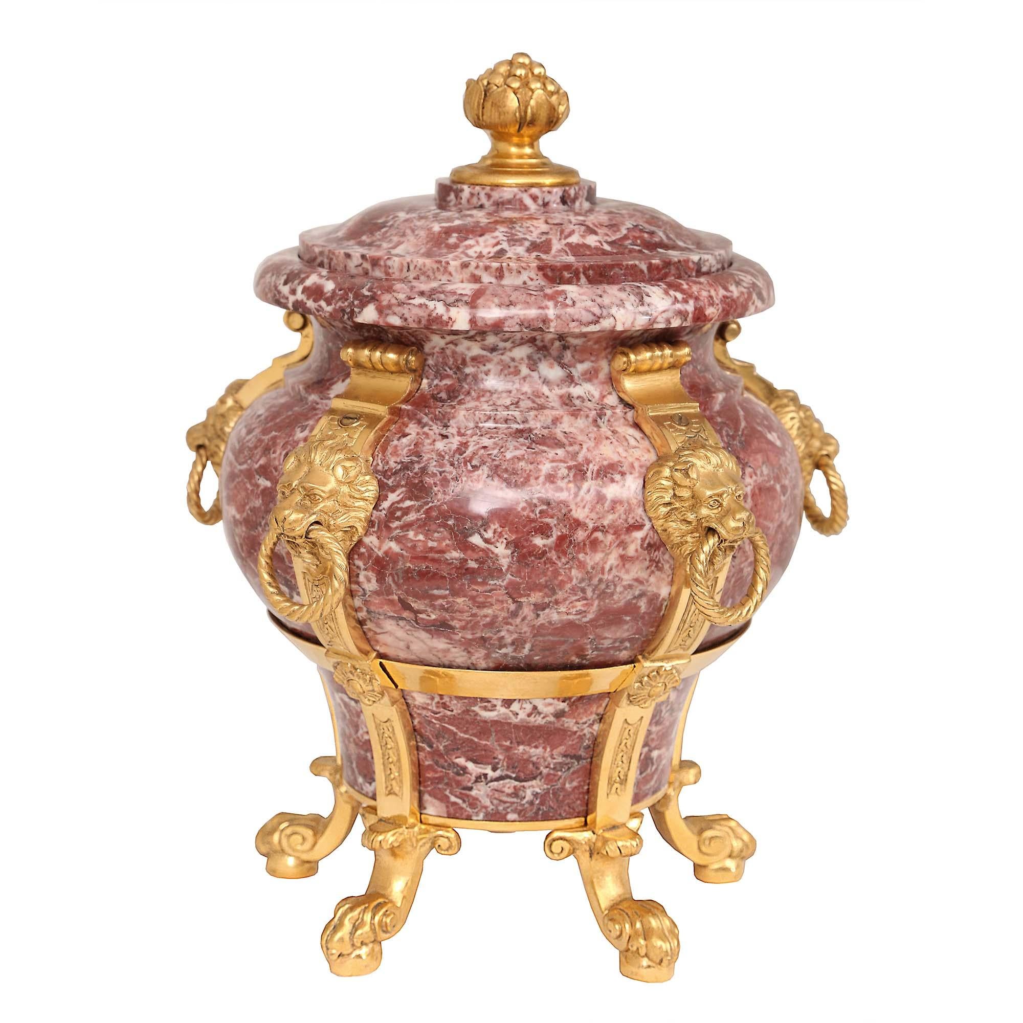 Néoclassique Paire d'urnes néoclassiques françaises du 19ème siècle en marbre rose et bronze doré en vente