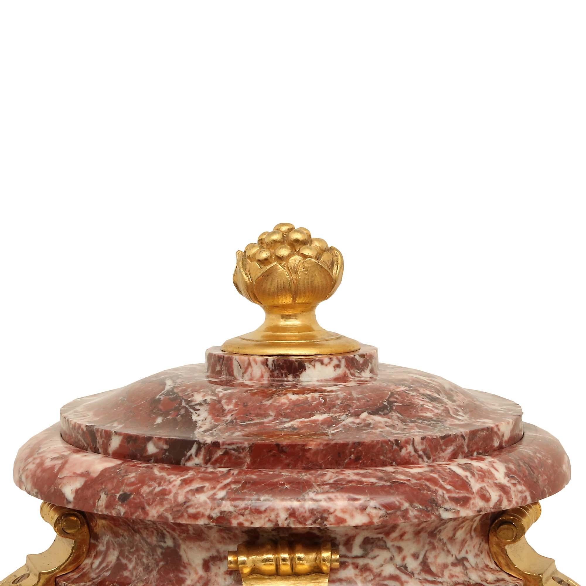 XIXe siècle Paire d'urnes néoclassiques françaises du 19ème siècle en marbre rose et bronze doré en vente