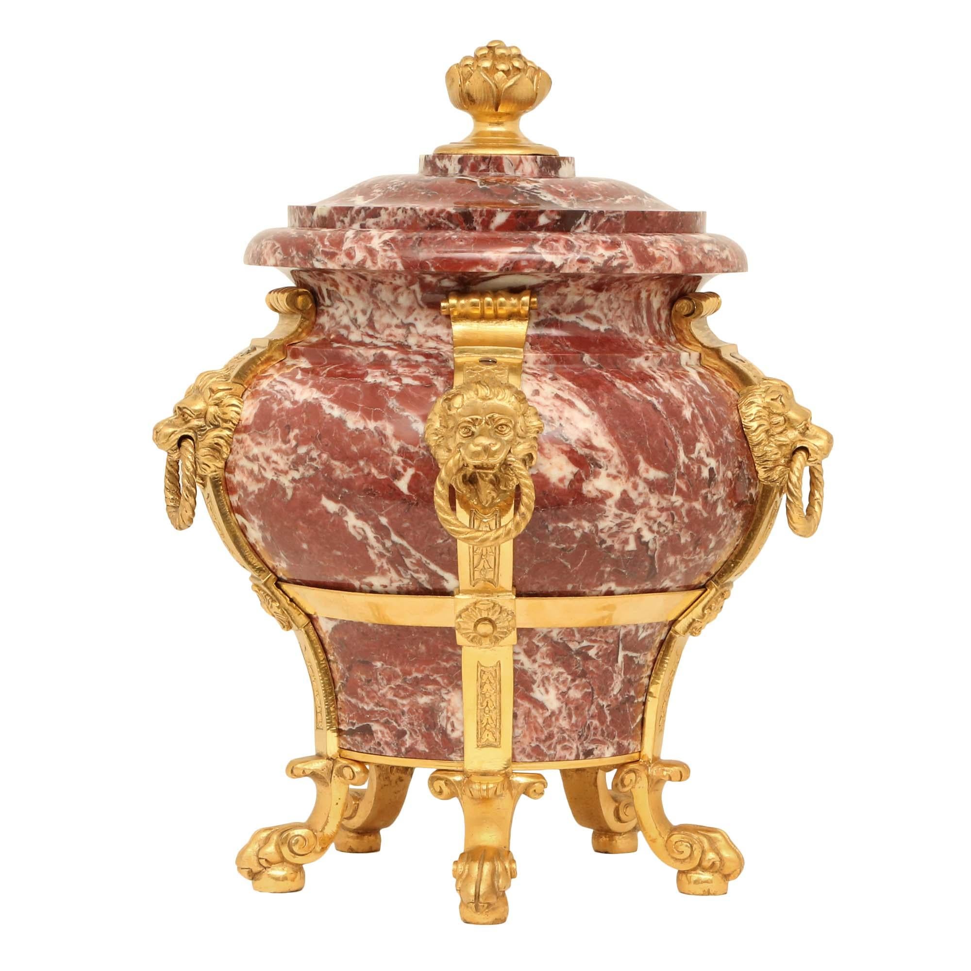 Bronze doré Paire d'urnes néoclassiques françaises du 19ème siècle en marbre rose et bronze doré en vente