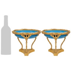 Paire de tazzas en porcelaine de Sèvres et bronze doré de style néo-classique français du 19e siècle. Sévres en porcelaine et bronze doré