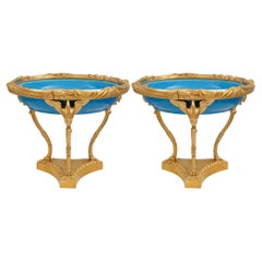 Paire de tazzas en porcelaine de Sèvres et bronze doré de style néo-classique français du 19e siècle. Sévres en porcelaine et bronze doré