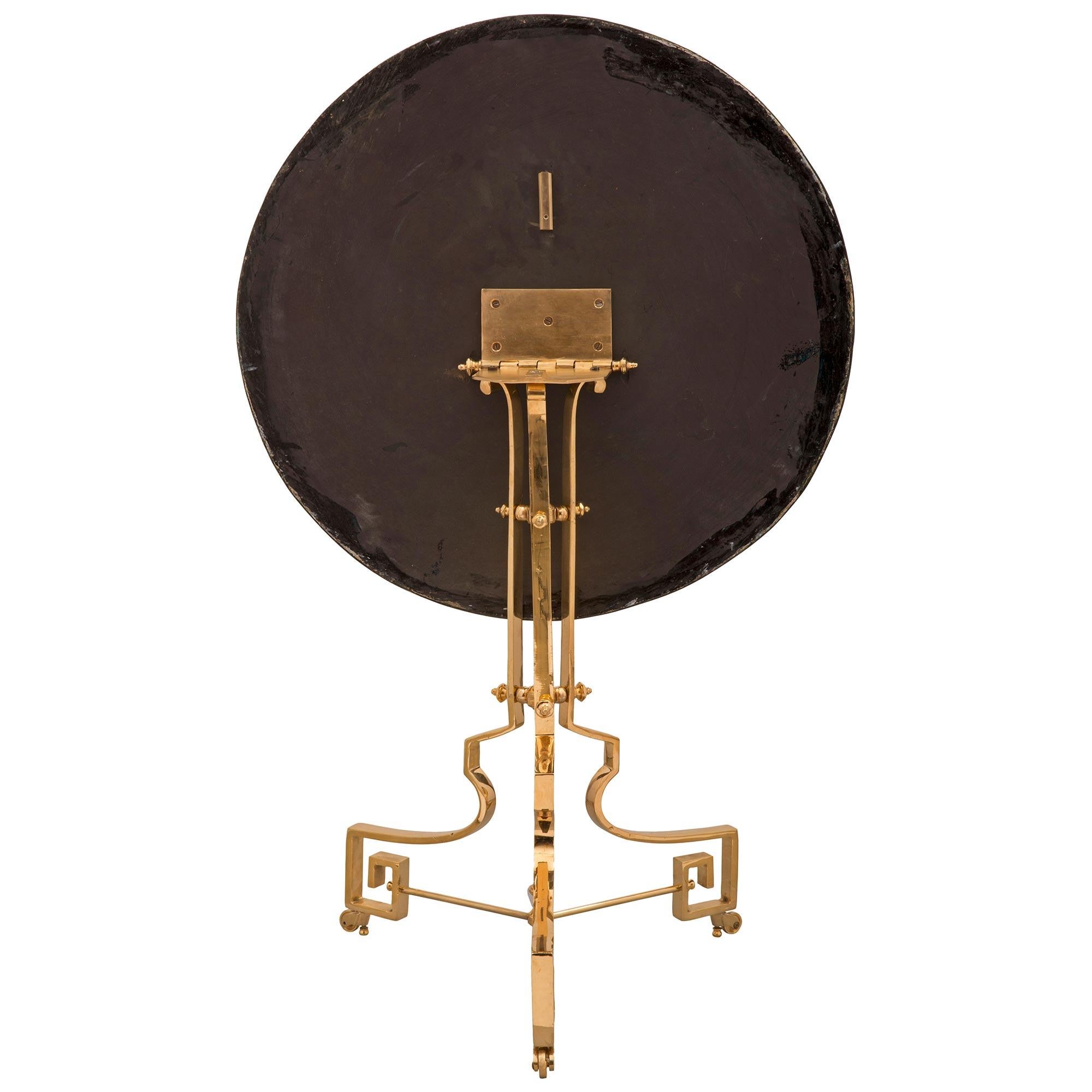 Bronze doré Paire de tables d'appoint françaises néoclassiques du 19ème siècle à plateau basculant de style néoclassique en vente