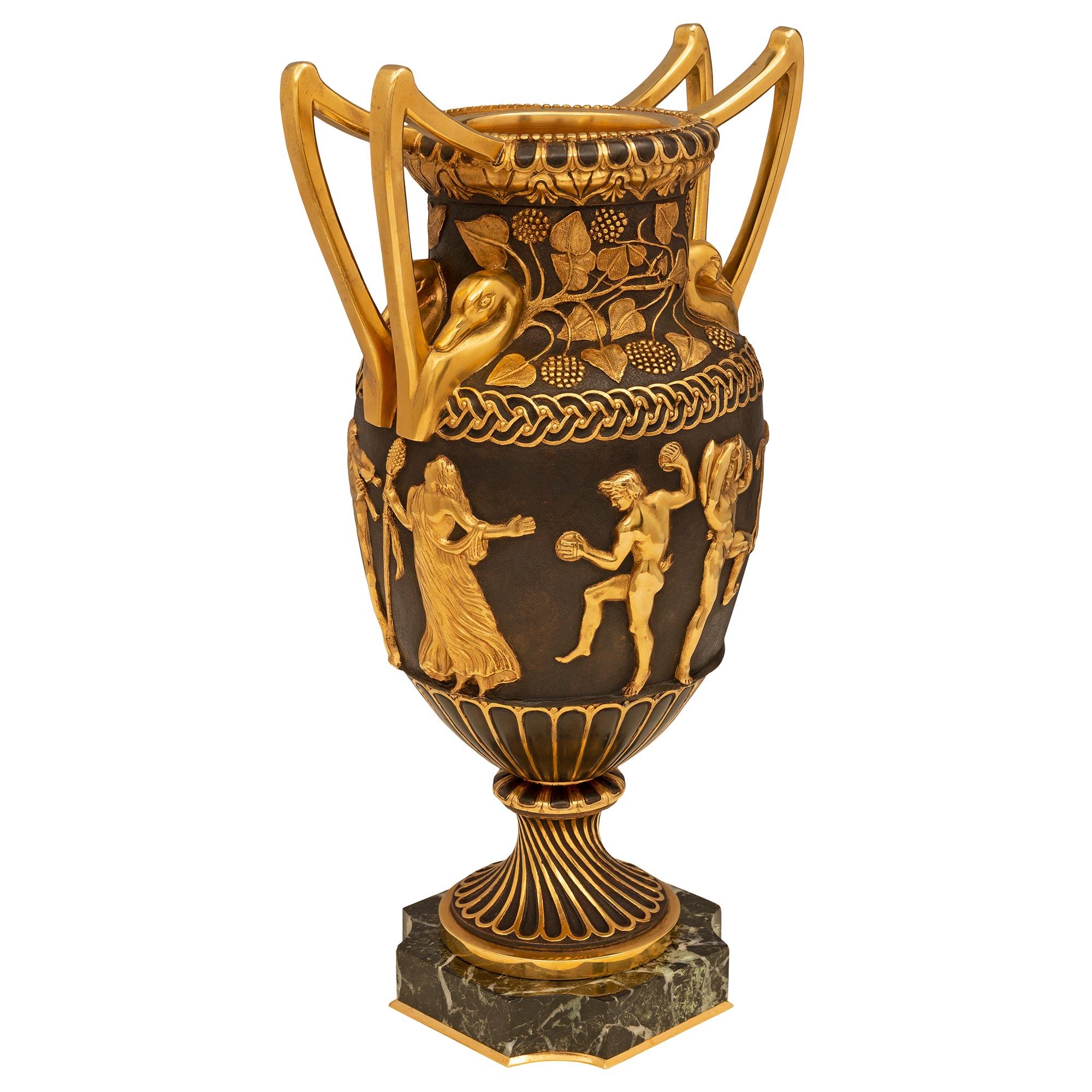 Belle Époque Paire d'urnes de saint néo-classiques françaises du 19ème siècle, probablement de Barbedienne en vente