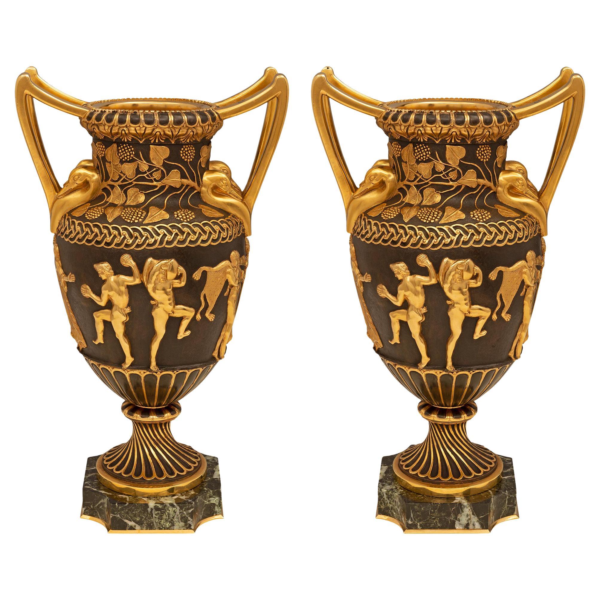 Paire d'urnes de saint néo-classiques françaises du 19ème siècle, probablement de Barbedienne en vente