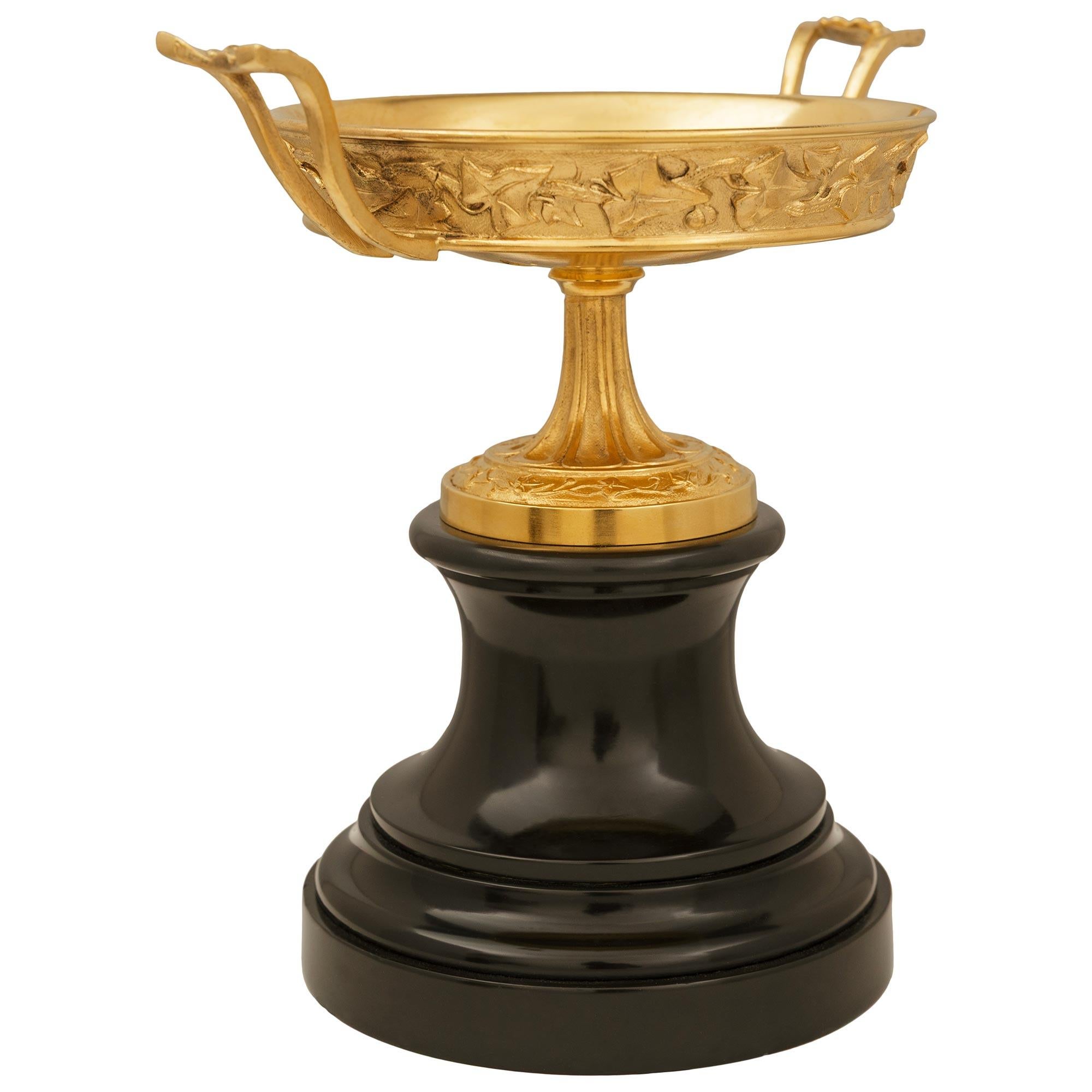 Néoclassique pair of French 19th century Neo-Greek st. black Belgian marble and Ormolu tazzas en vente