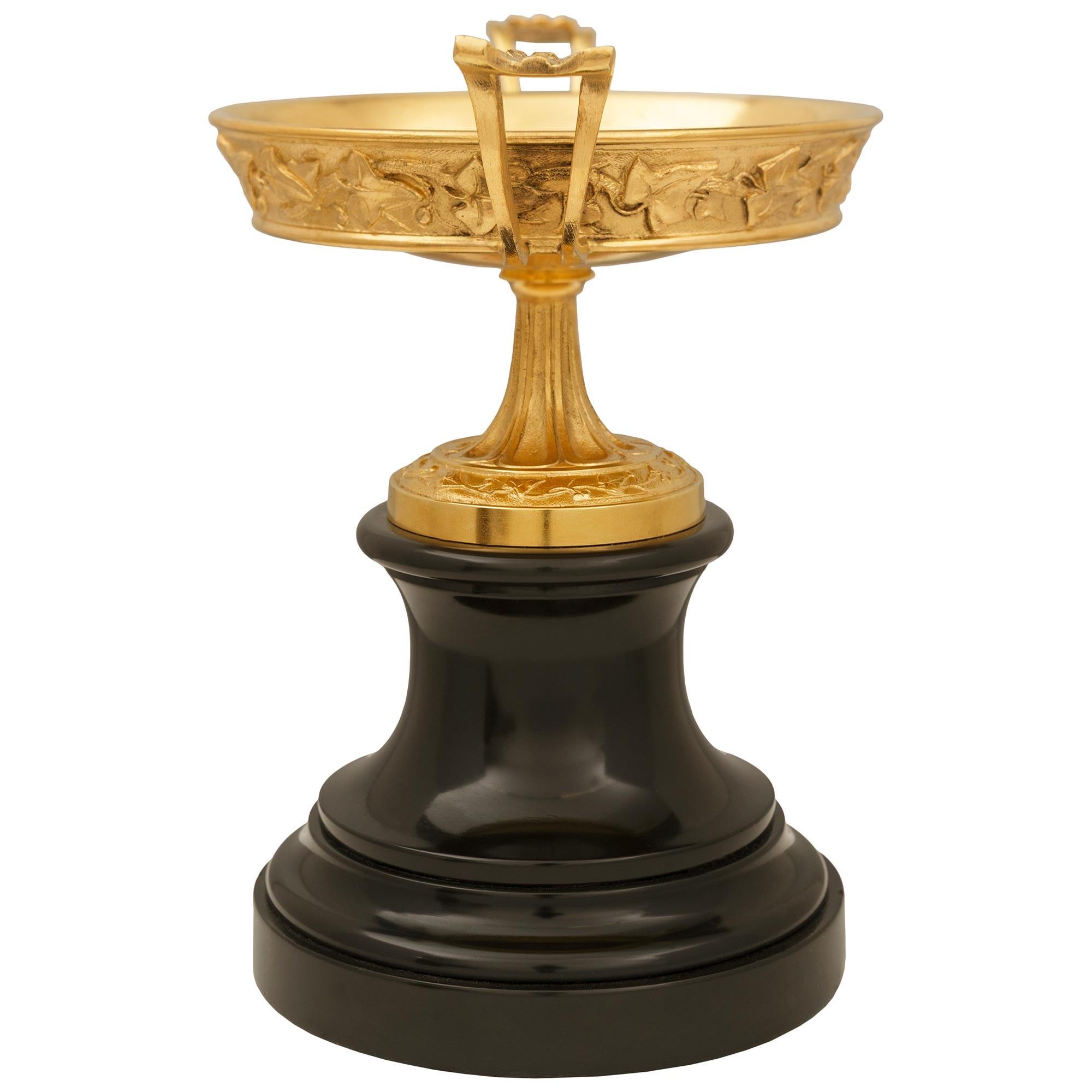 Français pair of French 19th century Neo-Greek st. black Belgian marble and Ormolu tazzas en vente