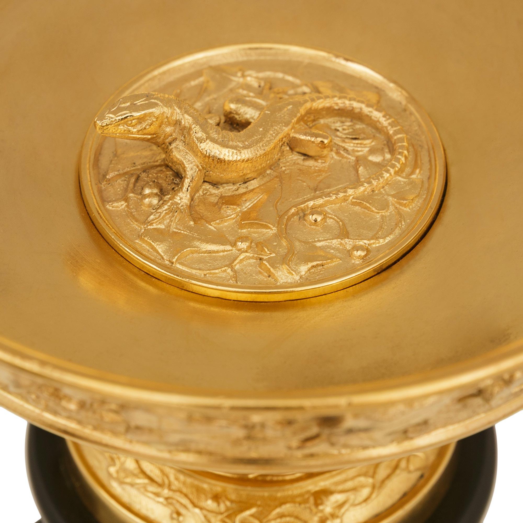 Bronze doré pair of French 19th century Neo-Greek st. black Belgian marble and Ormolu tazzas en vente