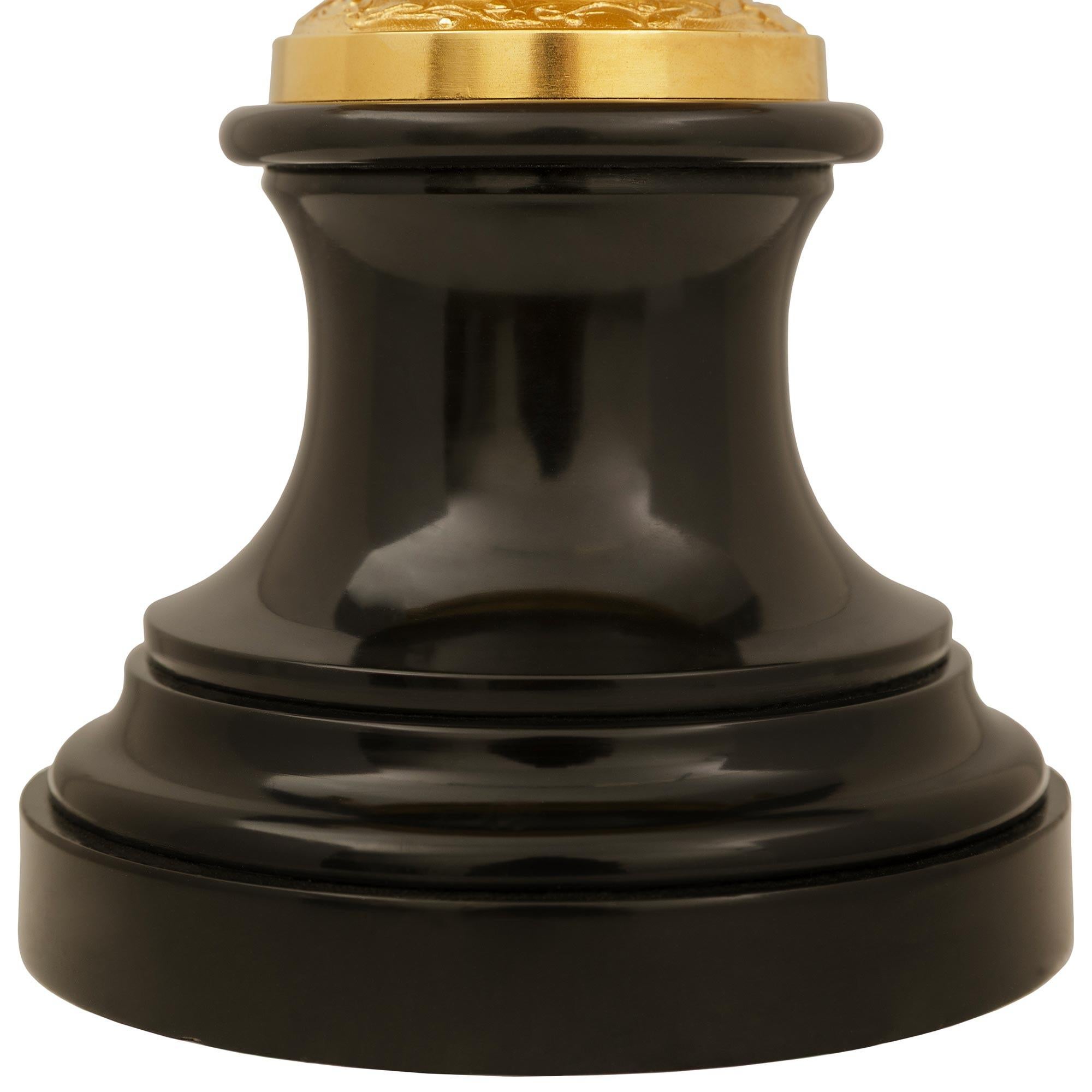 pair of French 19th century Neo-Greek st. black Belgian marble and Ormolu tazzas en vente 1