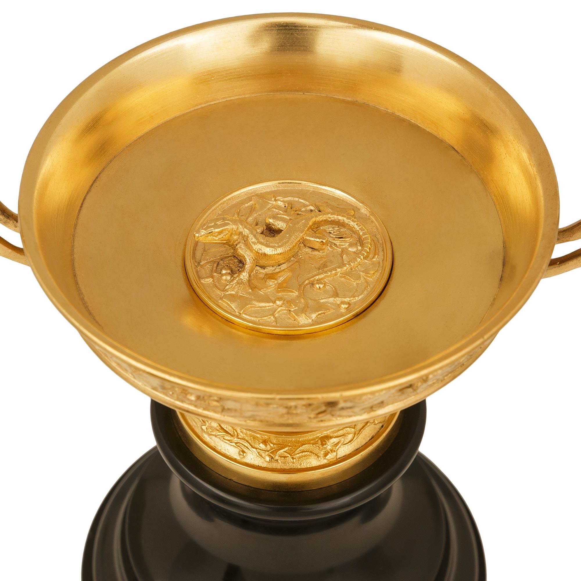 pair of French 19th century Neo-Greek st. black Belgian marble and Ormolu tazzas en vente 2