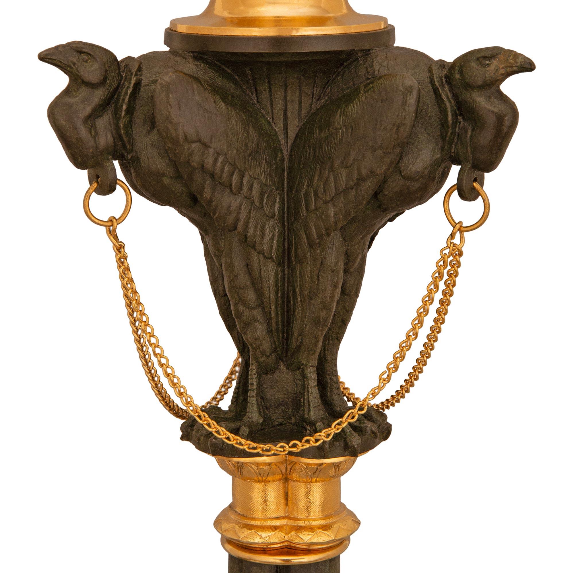 Francese coppia di tavolini neogreci francesi del XIX sec. Bronzo, Ormolu e Marmo in vendita