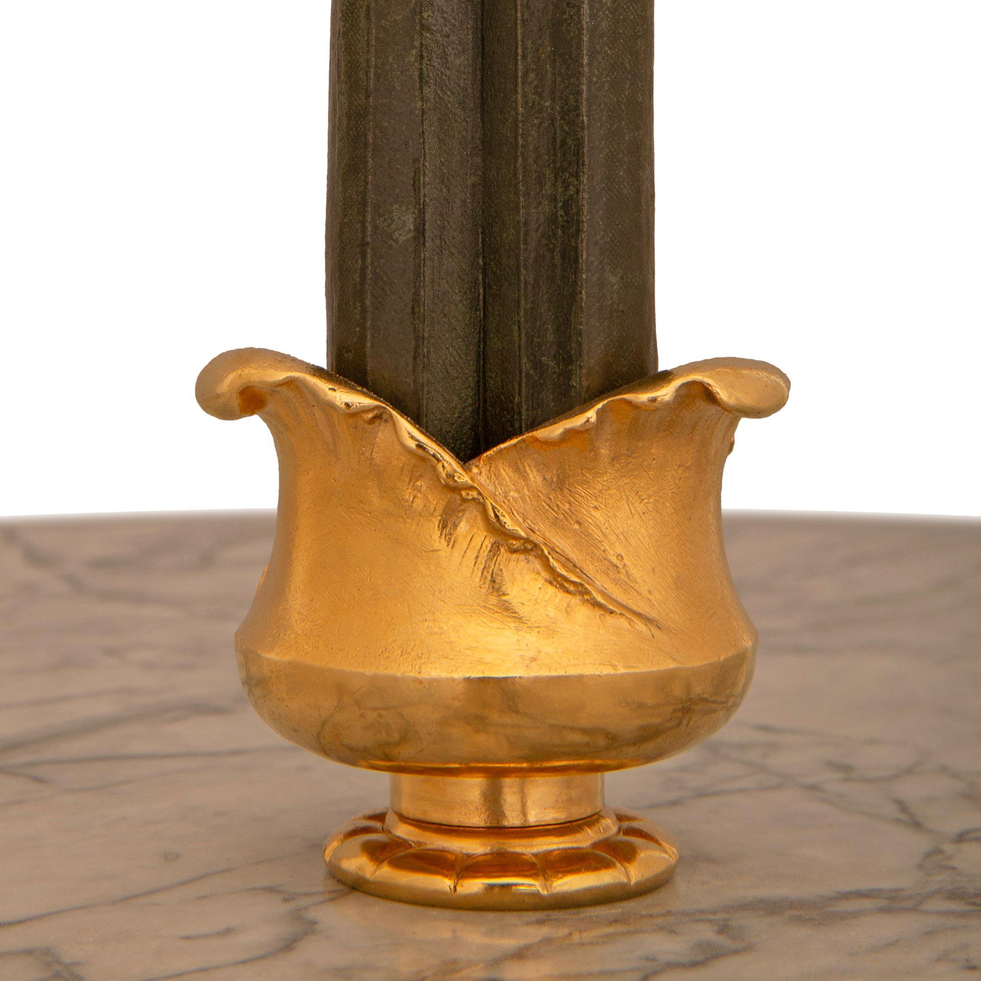 coppia di tavolini neogreci francesi del XIX sec. Bronzo, Ormolu e Marmo In condizioni buone in vendita a West Palm Beach, FL