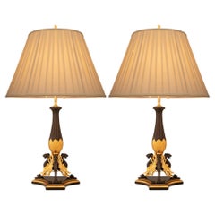 Paire de lampes néo-grecques françaises du 19e siècle en bois doré, bronze et bronze doré. Bois doré, bronze et bronze doré
