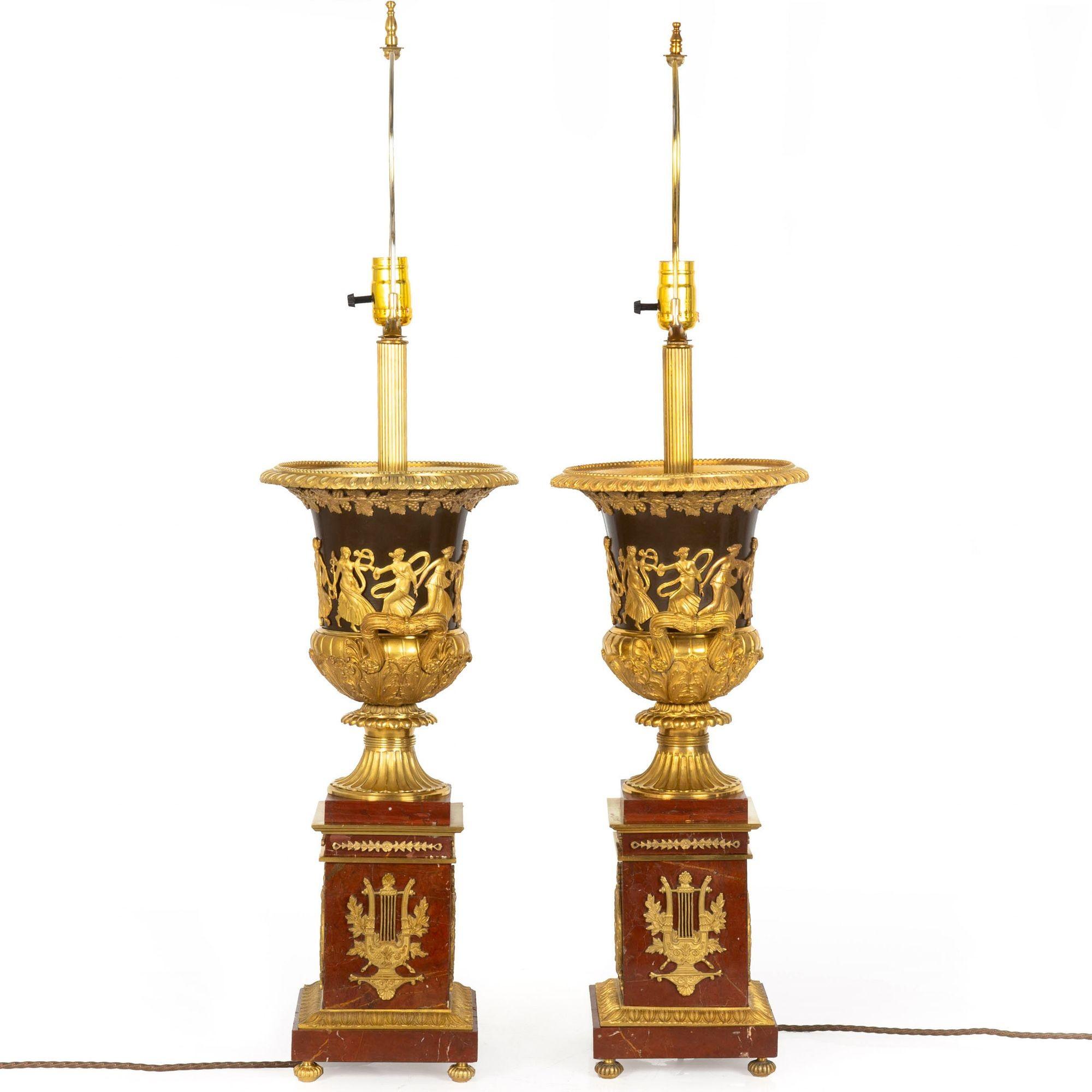 Paar französische neoklassizistische Lampen aus Bronze und rotem Marmor aus dem 19. Jahrhundert (Neoklassisch) im Angebot