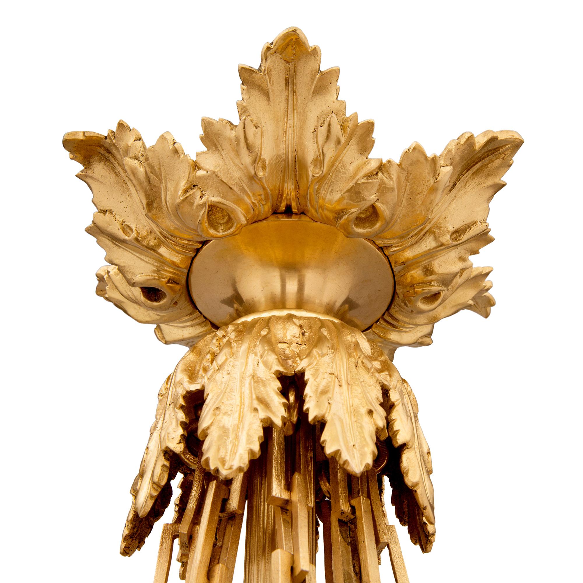 Neoclassico Coppia di lampadari neoclassici francesi del XIX secolo in bronzo, ormolu e vetro in vendita