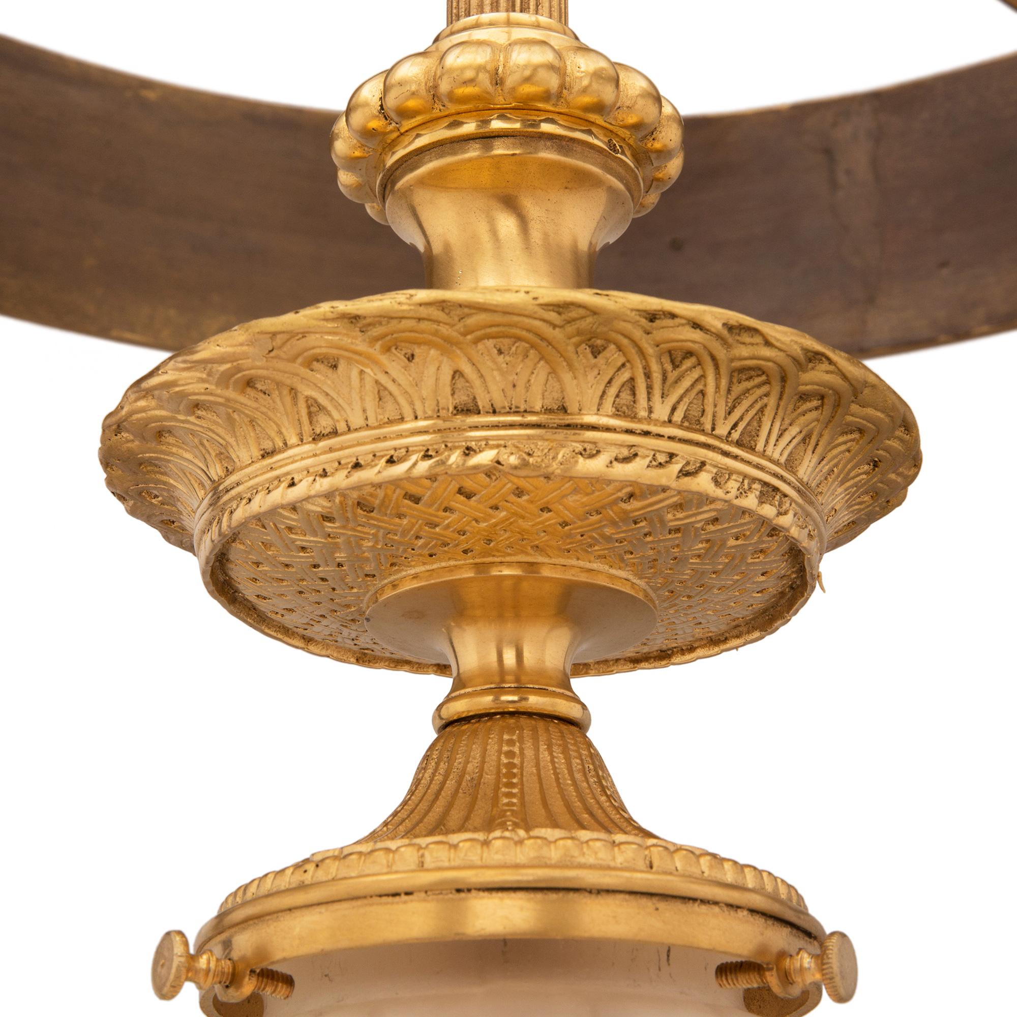 Coppia di lampadari neoclassici francesi del XIX secolo in bronzo, ormolu e vetro In condizioni buone in vendita a West Palm Beach, FL