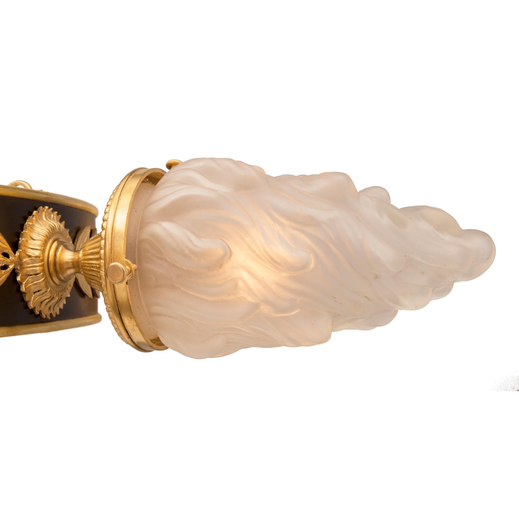 Coppia di lampadari neoclassici francesi del XIX secolo in bronzo, ormolu e vetro in vendita 1