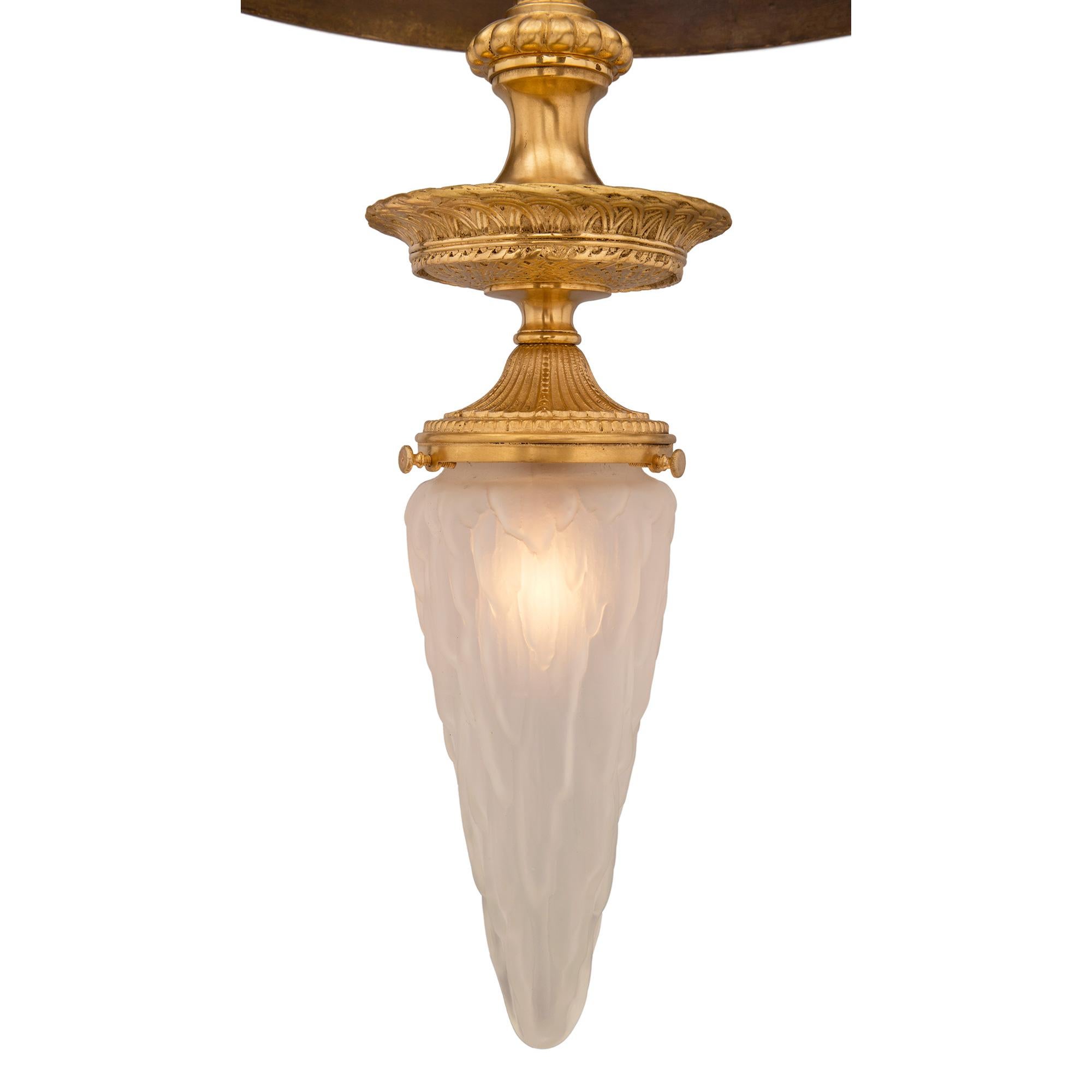 Coppia di lampadari neoclassici francesi del XIX secolo in bronzo, ormolu e vetro in vendita 2