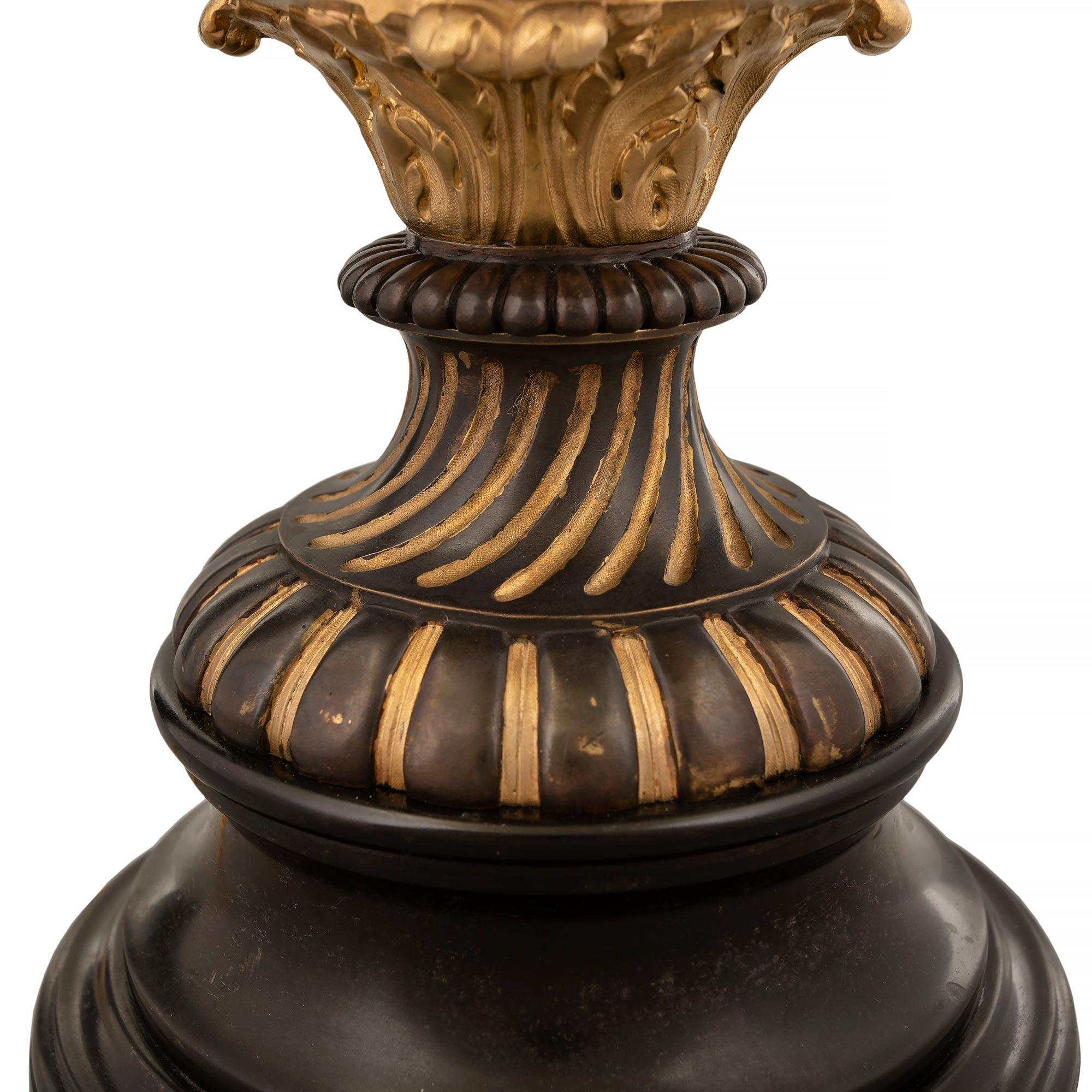 Paire de lampes néoclassiques françaises du XIXe siècle à la manière de Clodion en vente 1