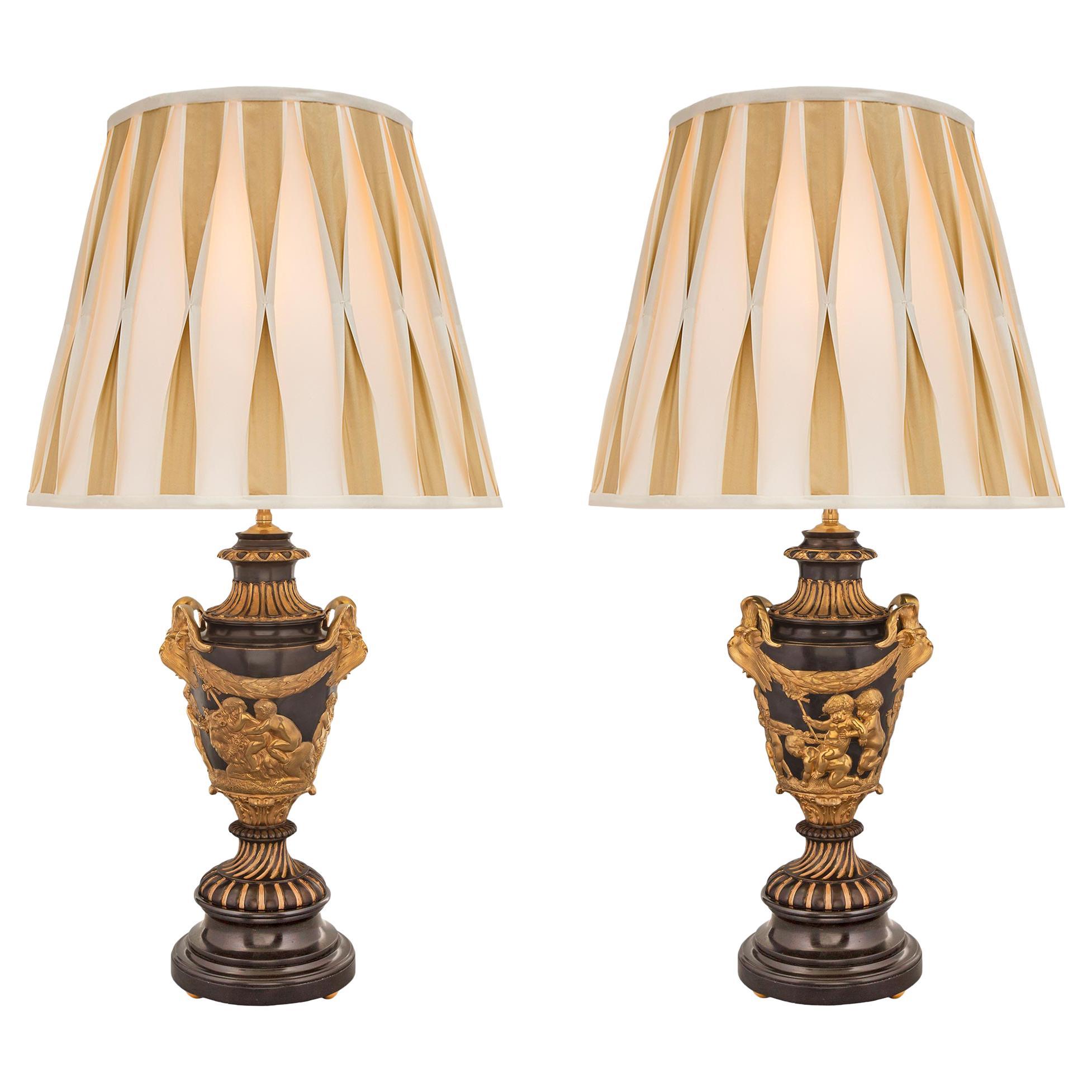 Paire de lampes néoclassiques françaises du XIXe siècle à la manière de Clodion en vente