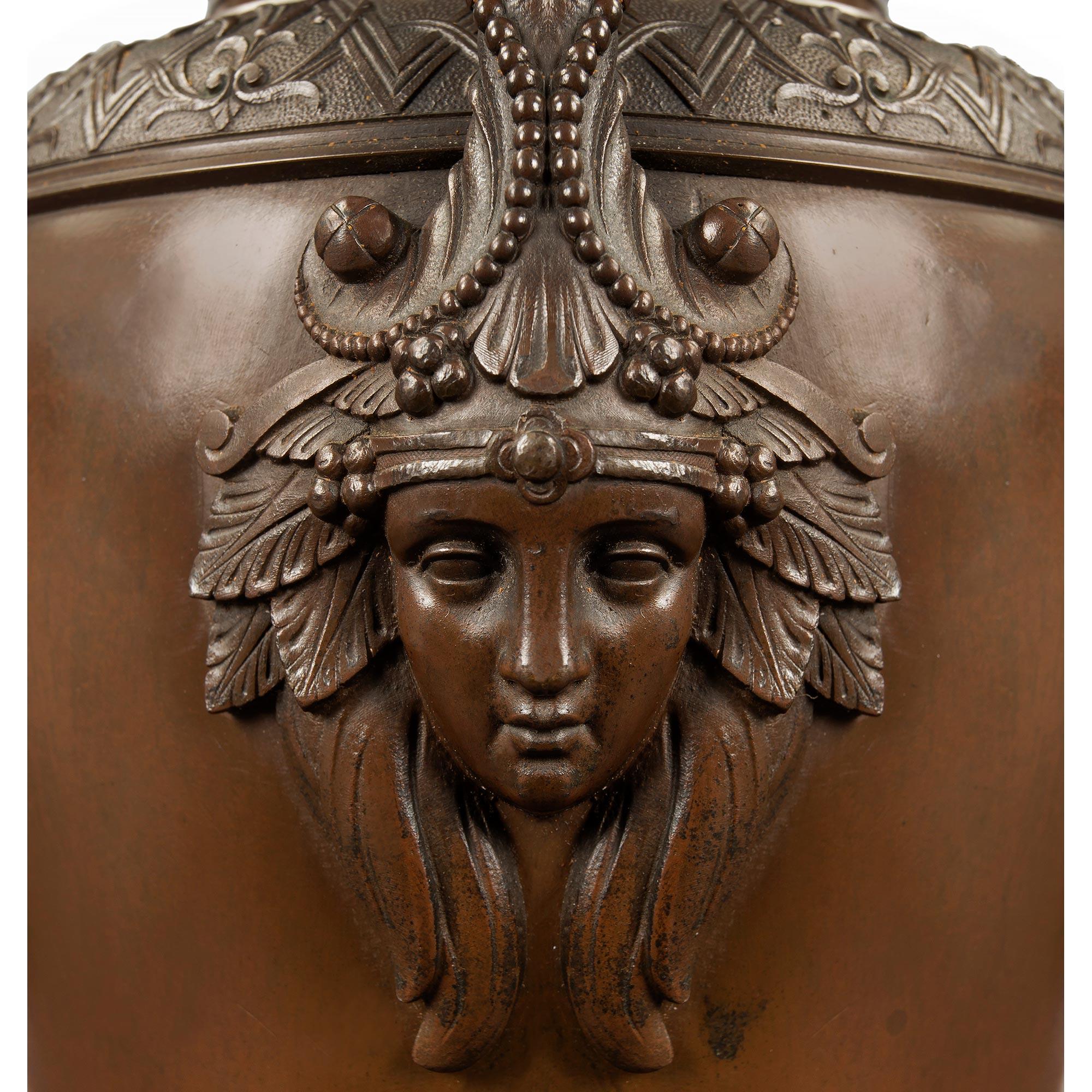 Coppia di urne neoclassiche francesi del XIX secolo in bronzo patinato, marmo e ormeggio In condizioni buone in vendita a West Palm Beach, FL