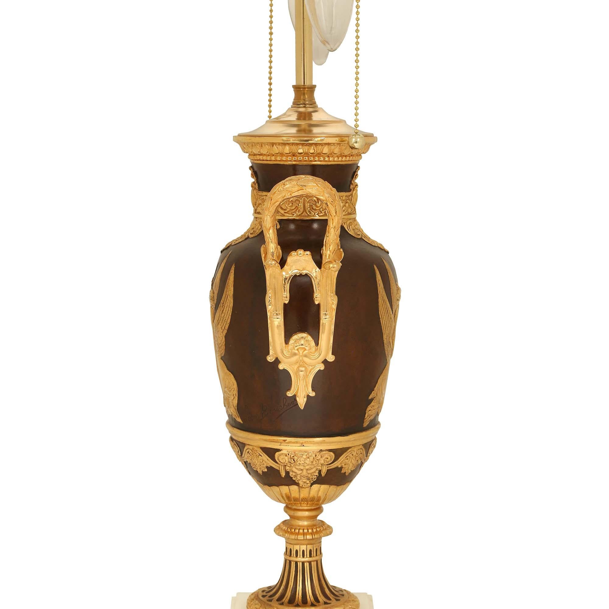 Néoclassique Paire de lampes néoclassiques françaises du 19ème siècle en bronze et bronze doré en vente
