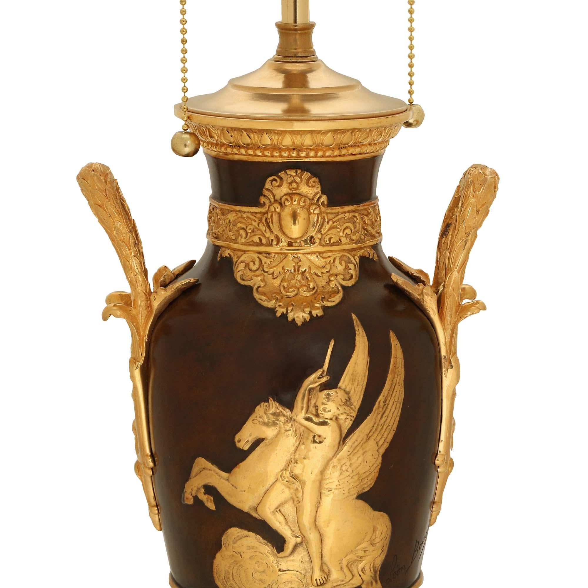 Paar französische neoklassizistische Lampen aus Bronze und Goldbronze des 19. Jahrhunderts (Patiniert) im Angebot