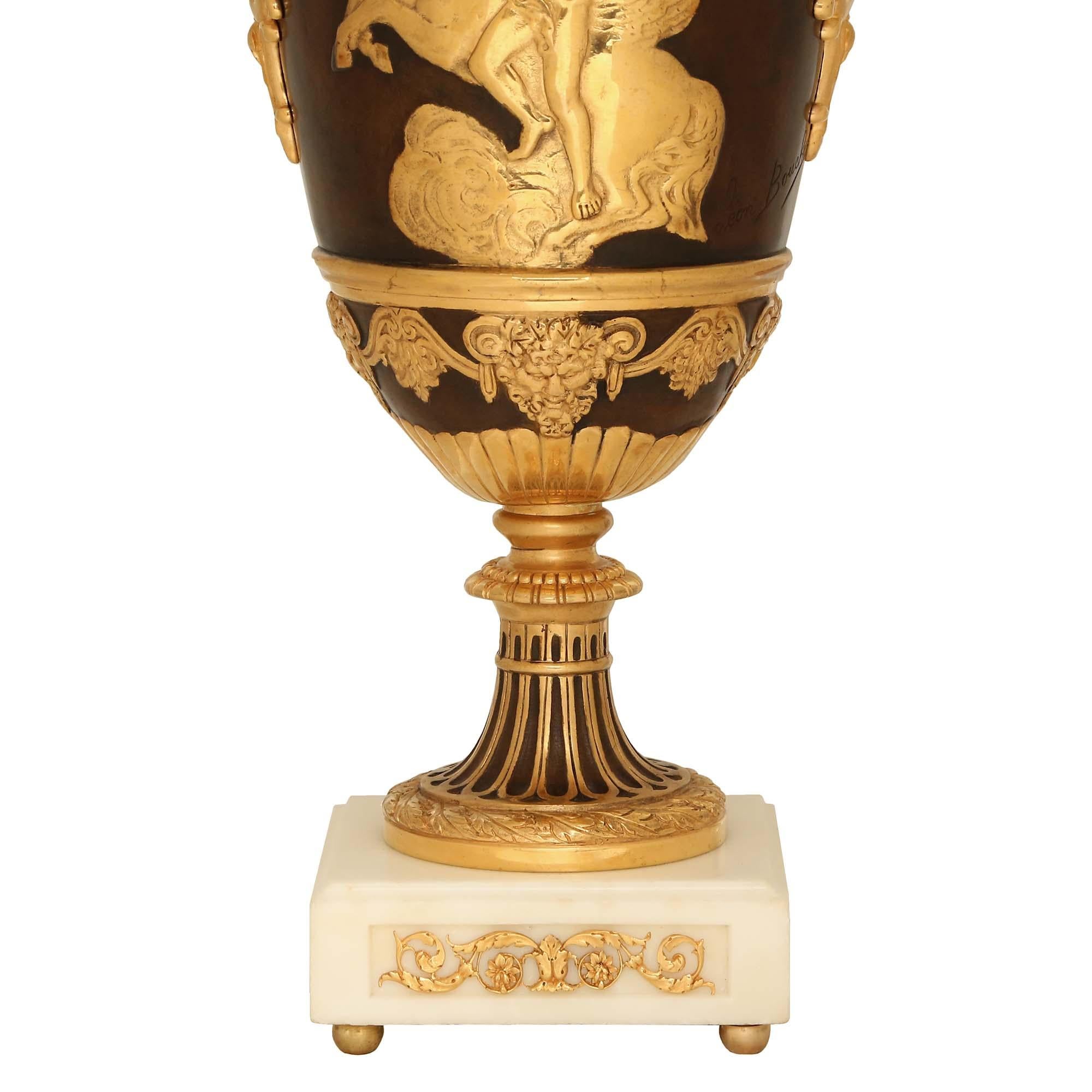 XIXe siècle Paire de lampes néoclassiques françaises du 19ème siècle en bronze et bronze doré en vente