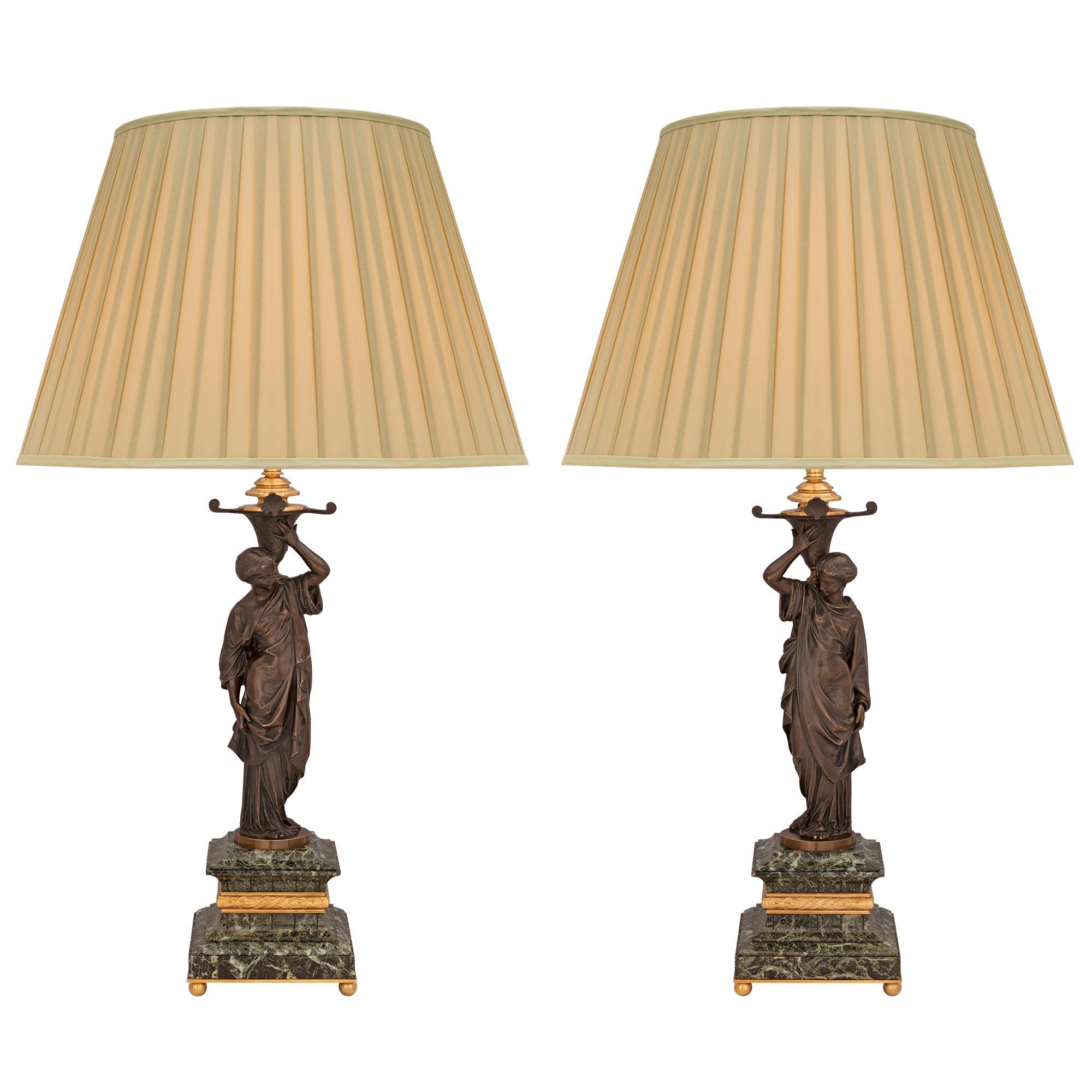 Paire de lampes néoclassiques françaises du 19ème siècle en bronze doré et marbre