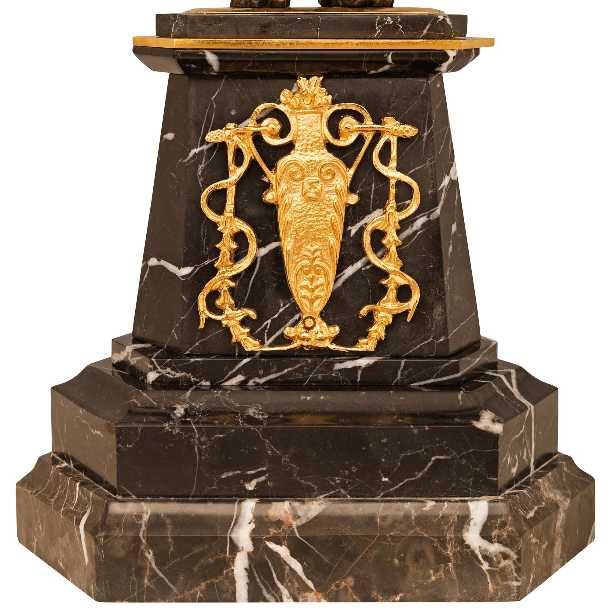 Paar französische neoklassische Bronze-, Ormolu- und Marmorkandelaber aus dem 19. im Angebot 1