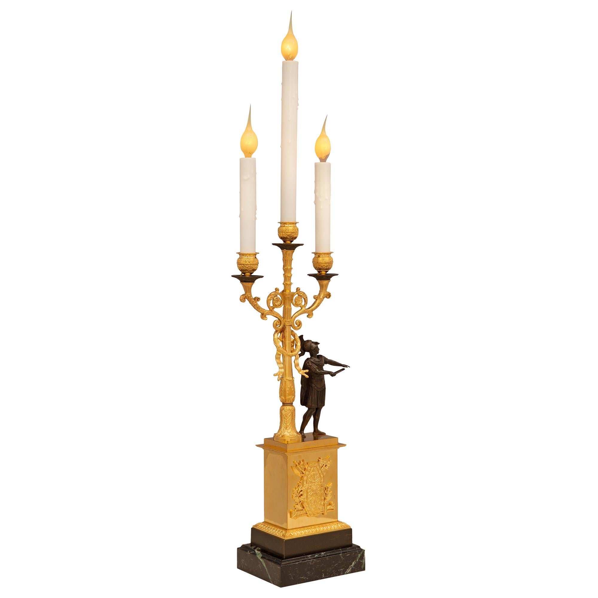 Ein bemerkenswertes Paar französischer neoklassizistischer St. Ormolu-Lampen aus dem 19. Jahrhundert, patinierte Bronze und Vert de Patricia-Marmor. Jeder dreiarmige Kandelaber steht auf einem rechteckigen Sockel aus Vert de Patricia mit einer fein