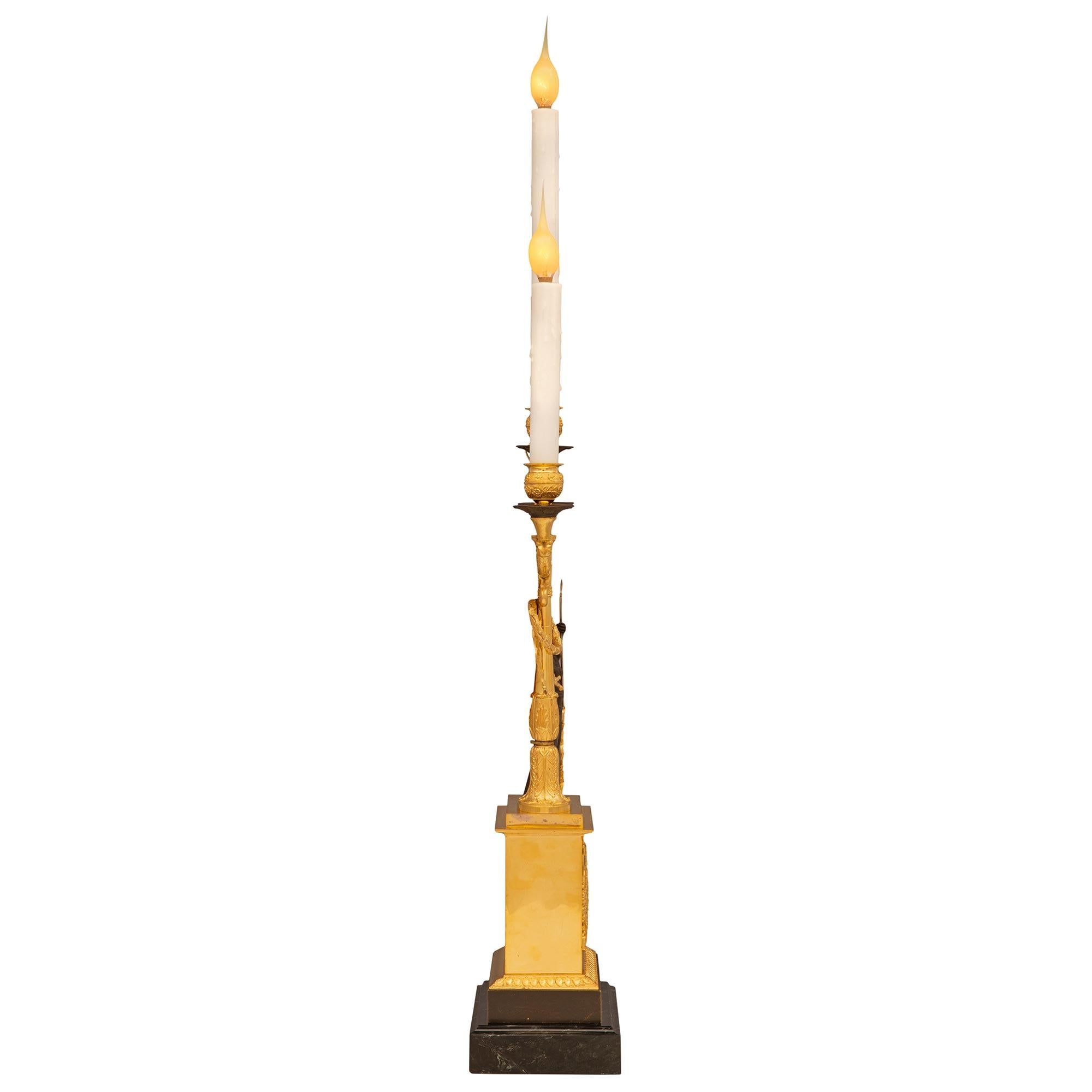 Paar französische neoklassizistische Lampen aus Goldbronze, Bronze und Marmor aus dem 19. Jahrhundert (Neoklassisch) im Angebot