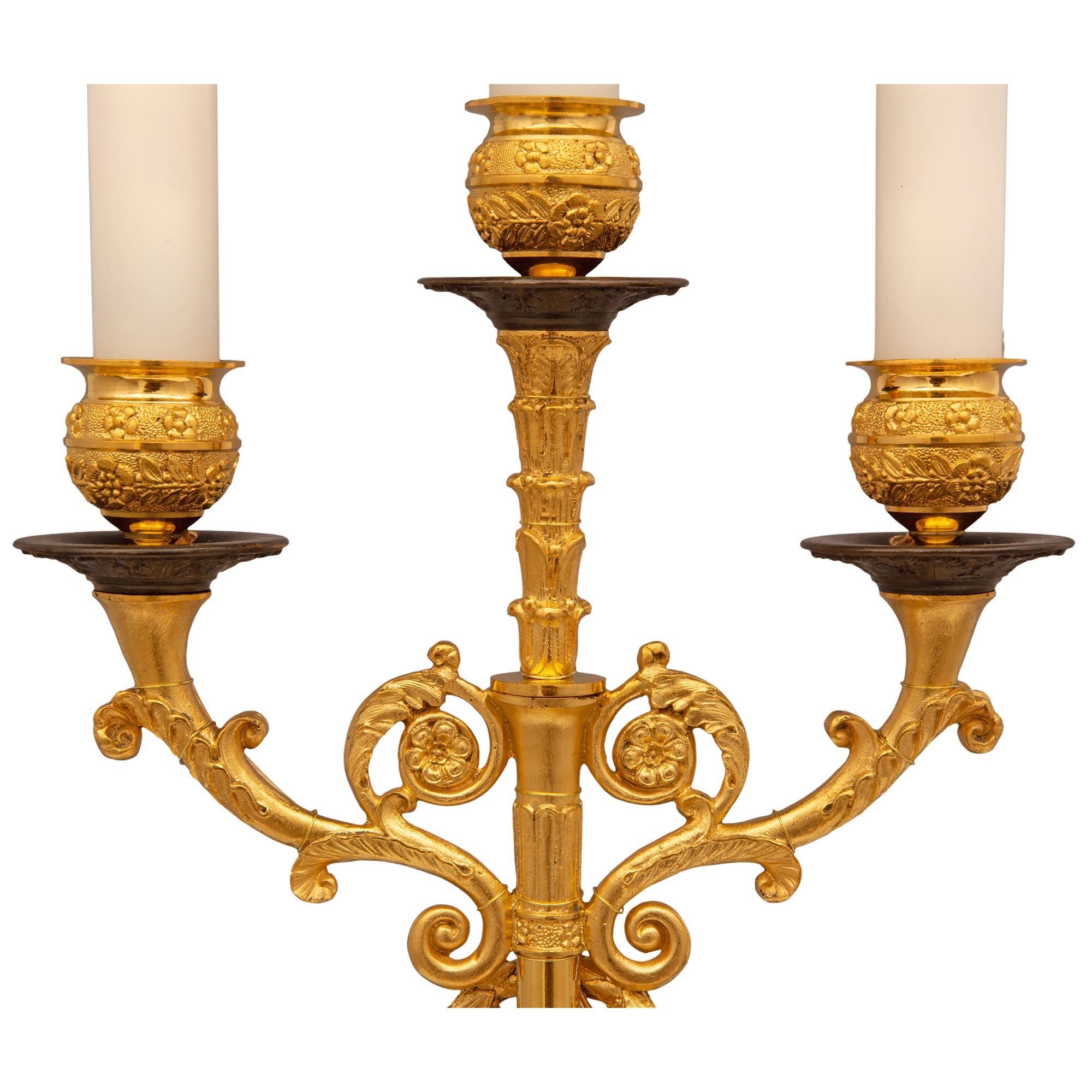 Paar französische neoklassizistische Lampen aus Goldbronze, Bronze und Marmor aus dem 19. Jahrhundert (Französisch) im Angebot